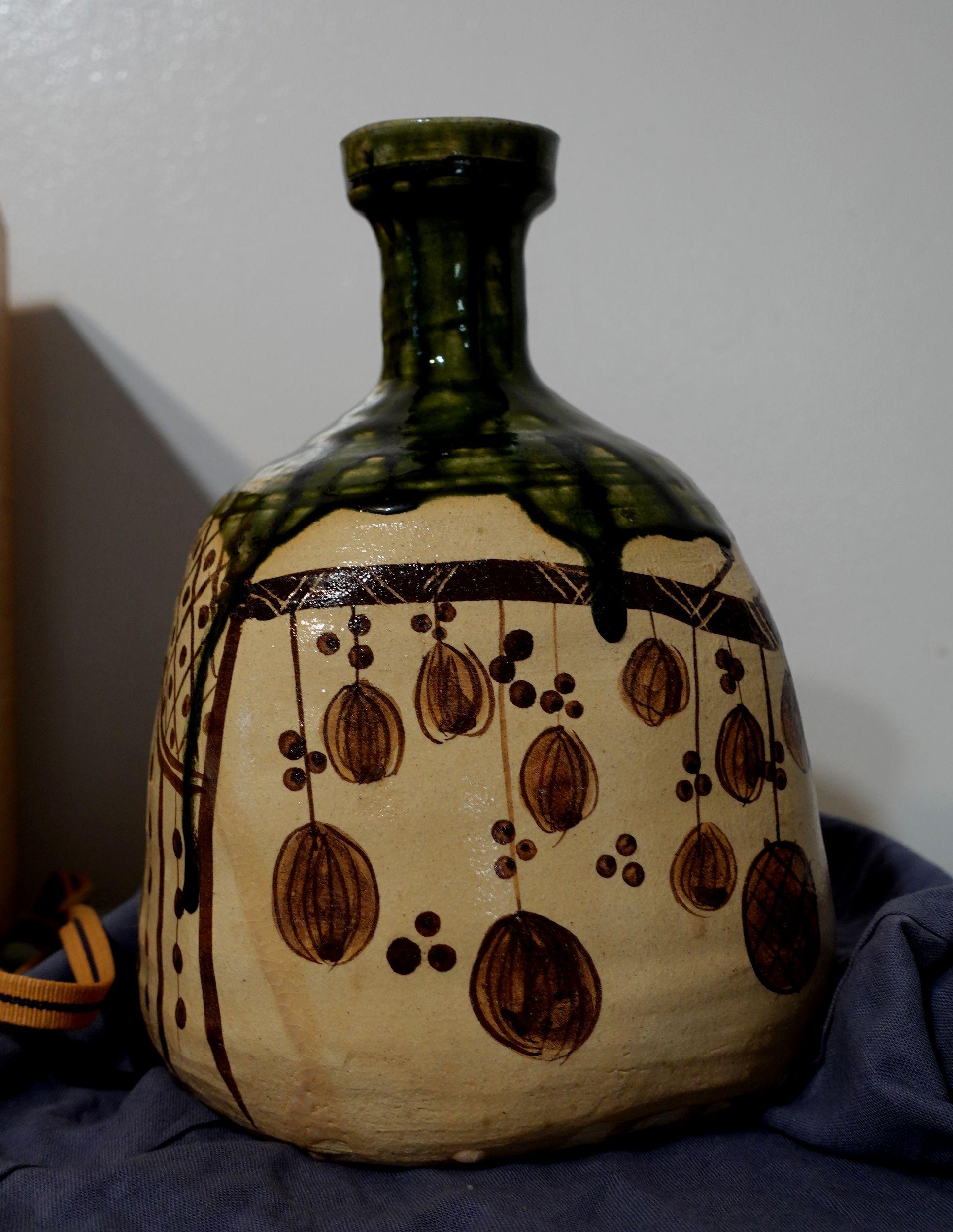 Hand-Crafted Japanese Oribe Stoneware/Sake Vase w/ Box by Master Takiguchi Kiheiji 瀧口喜兵爾 For Sale