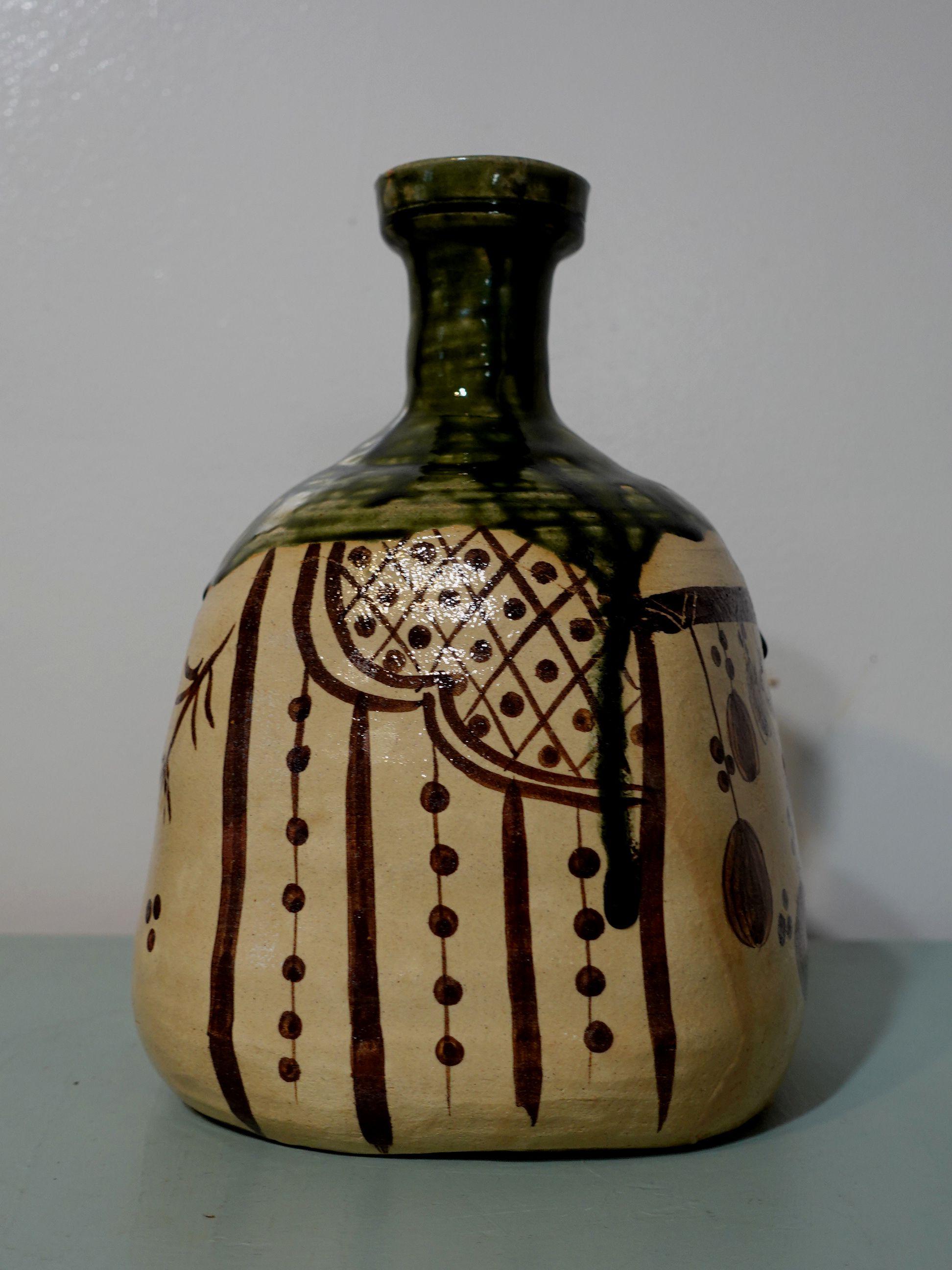 Japanese Oribe Stoneware/Sake Vase w/ Box by Master Takiguchi Kiheiji 瀧口喜兵爾 For Sale 1
