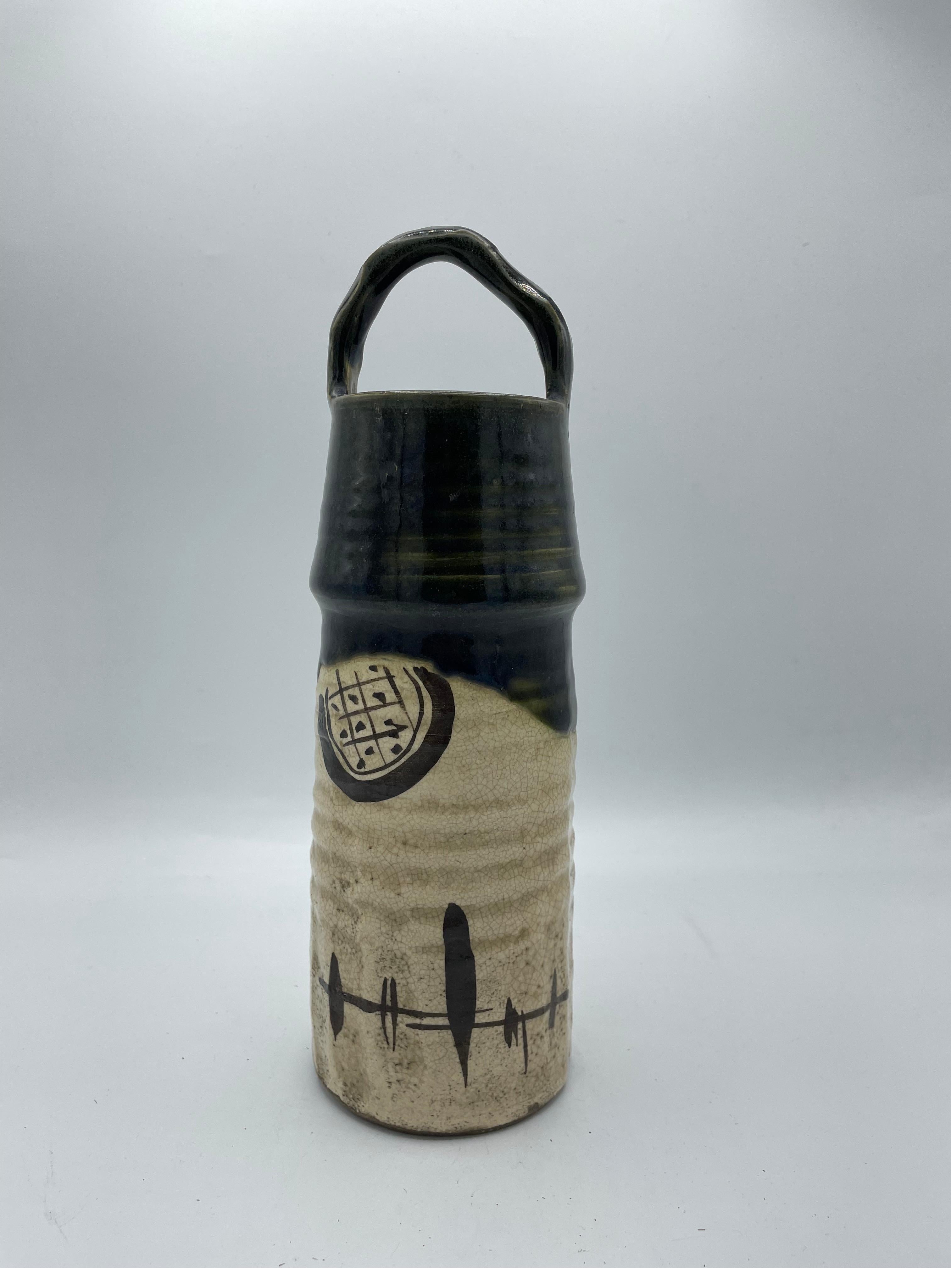 Si tratta di un antico vaso da fiori realizzato in Giappone.
È stato realizzato con lo stile Oribe (Oribe ware) intorno al 1920 in epoca Taisho.

Dimensioni:
8 x 8 x H26 cm

La ceramica di Oribe (nota anche come Oribe-yaki) è uno stile di ceramica