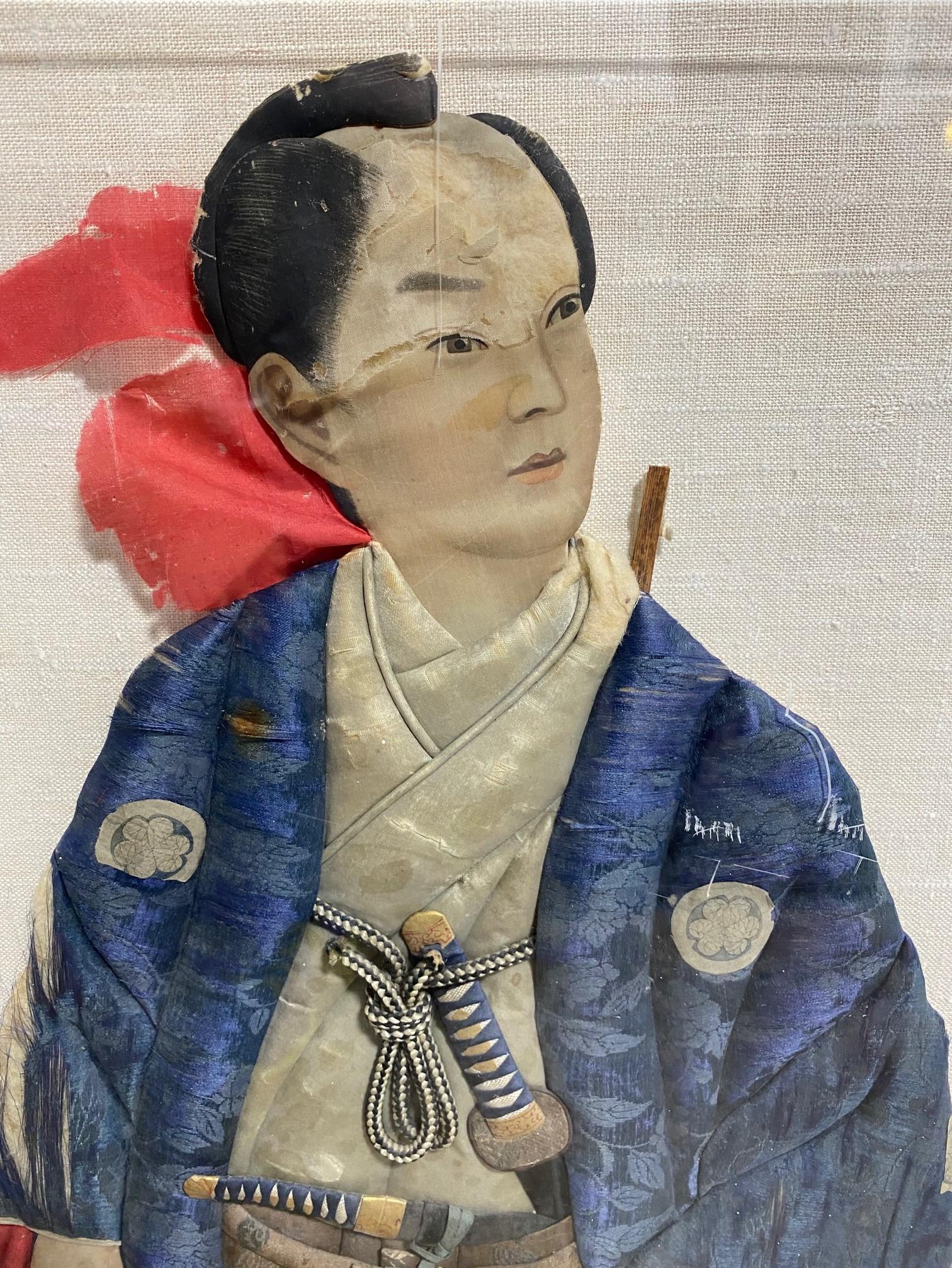 Japonais Poupée de marionnette Showa en textile pressé japonais avec cadre Samurai en forme de coussin en vente