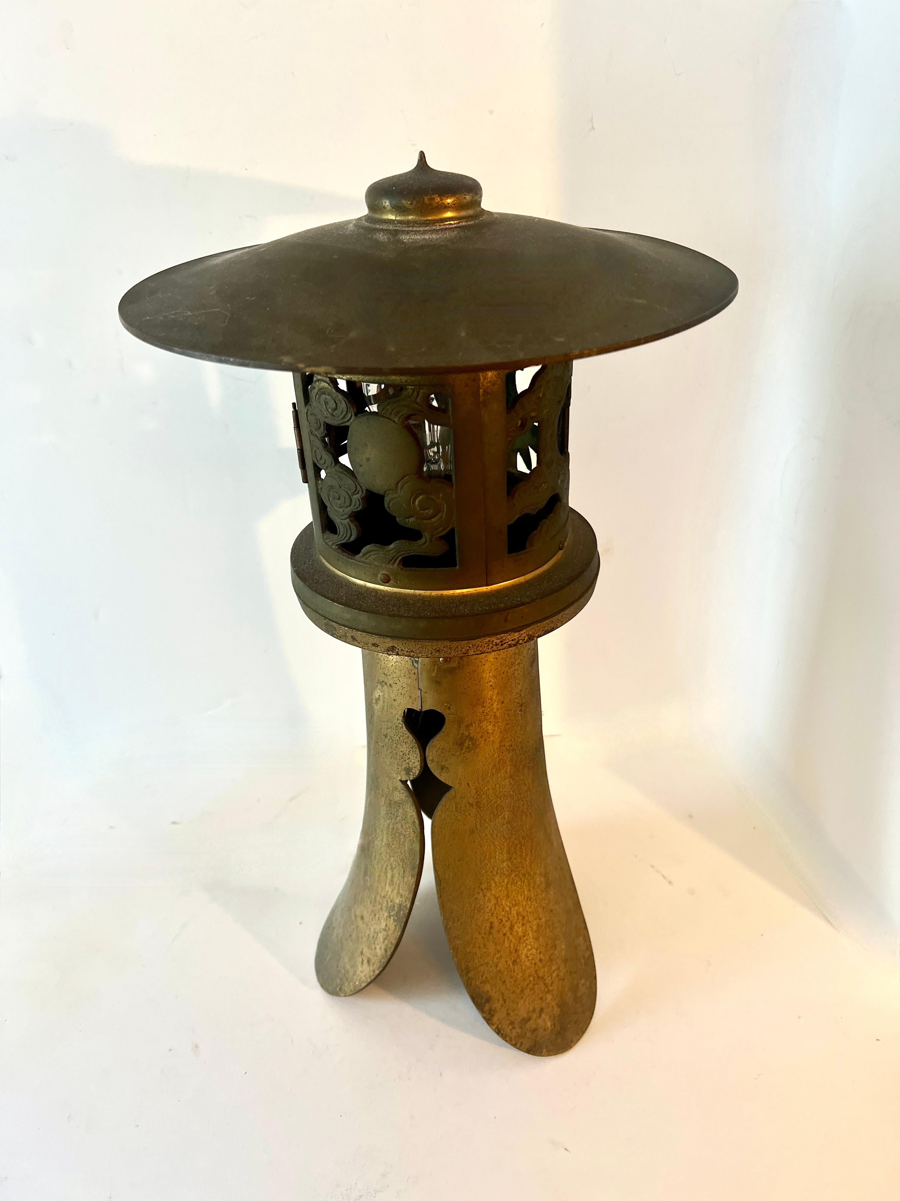 Lampe de table japonaise à lanterne électrifiée en métal doré de style pagode en vente 3