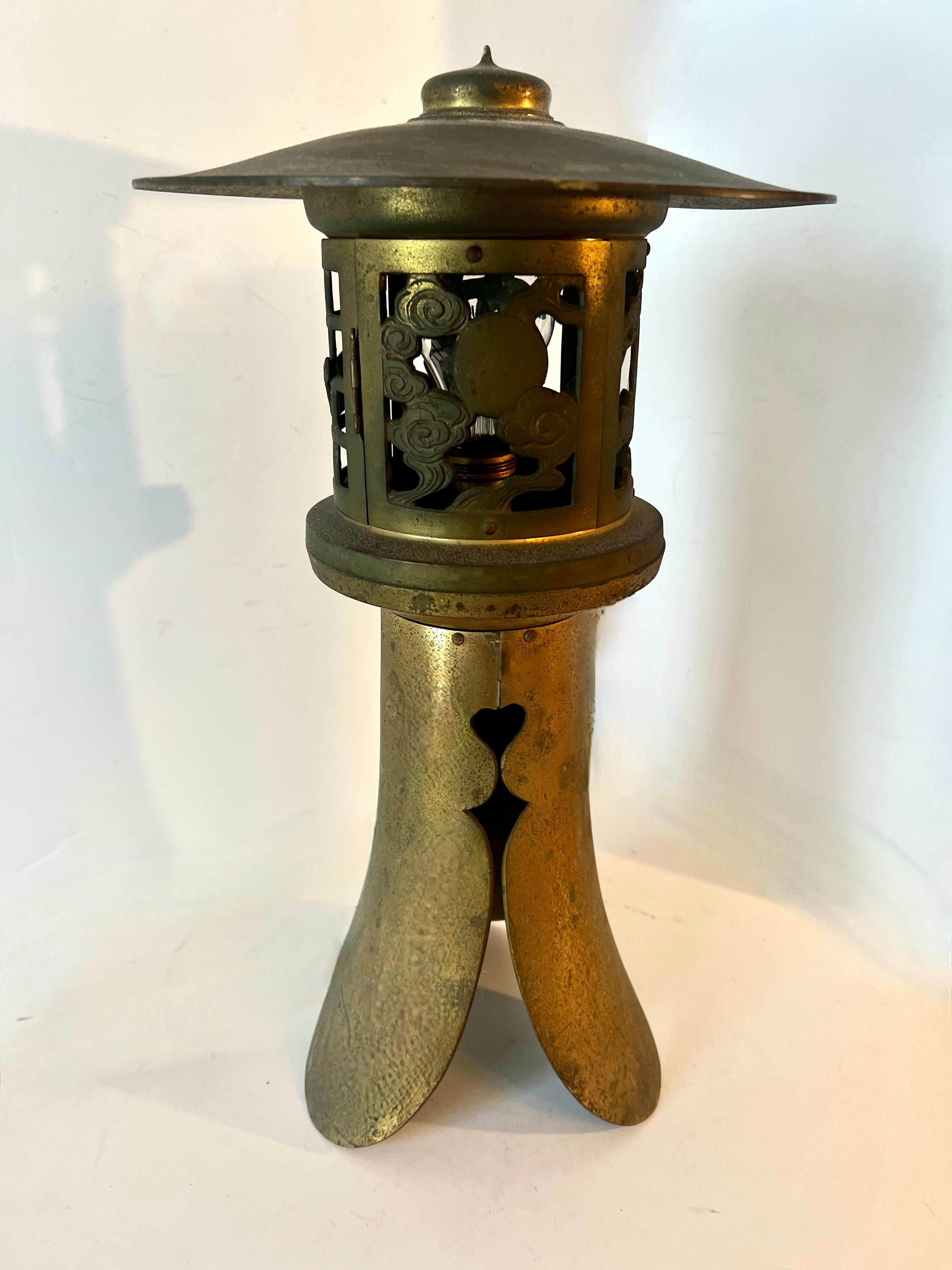 Lampe de table japonaise à lanterne électrifiée en métal doré de style pagode en vente 4