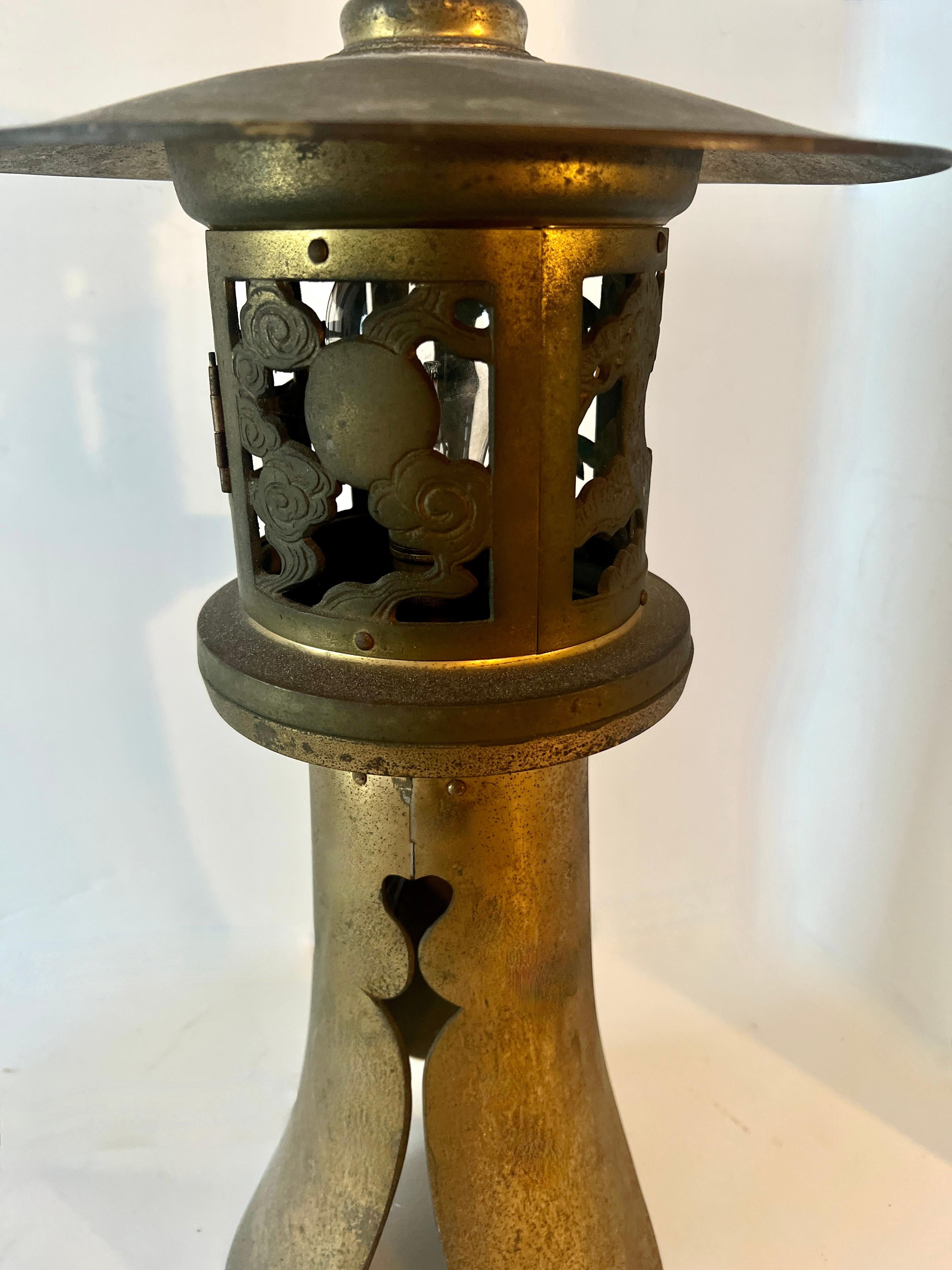 Lanterne japonaise de style pagode qui s'allume à l'électricité.  Le cadre en métal doré est bien patiné et indique une version plus ancienne d'une lanterne éclairée à la bougie.

La forme et la lumière projetées sont spectaculaires.  Il s'intègre