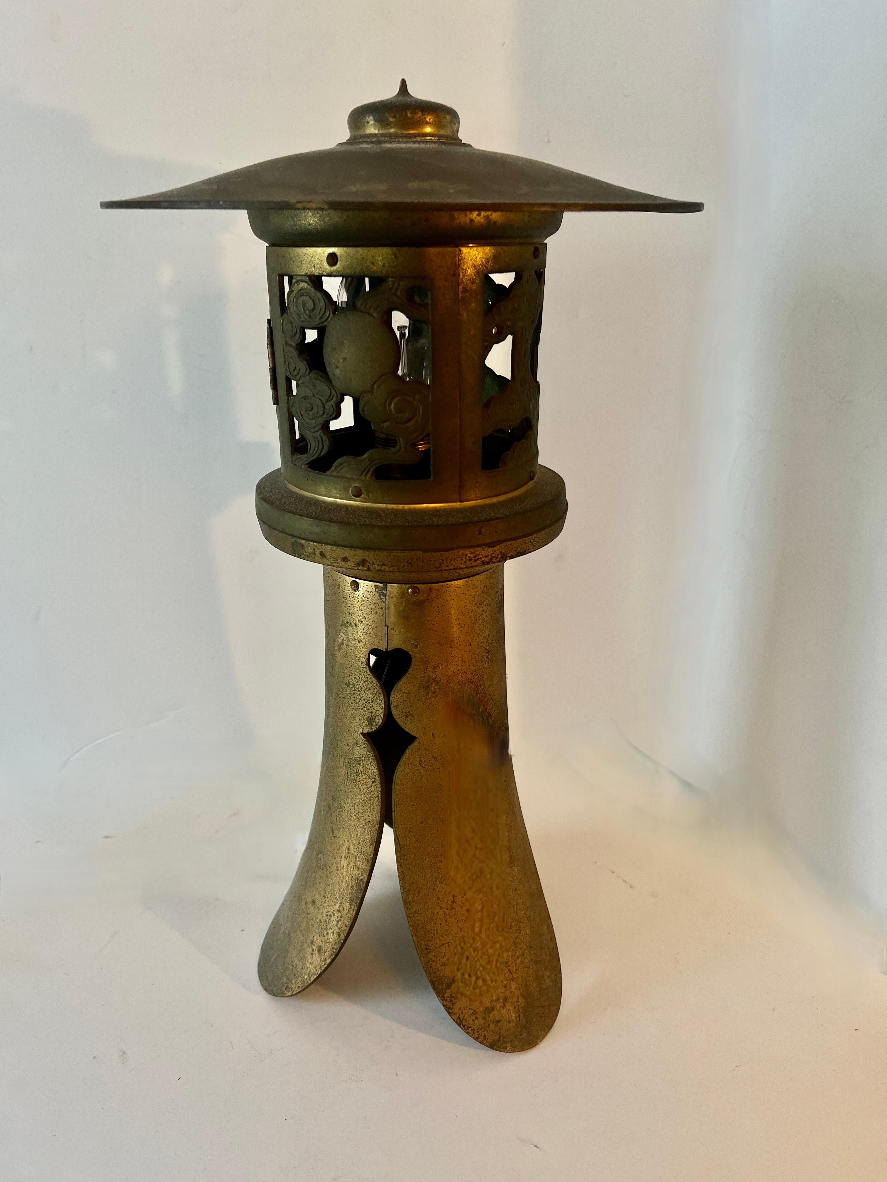 Japonais Lampe de table japonaise à lanterne électrifiée en métal doré de style pagode en vente