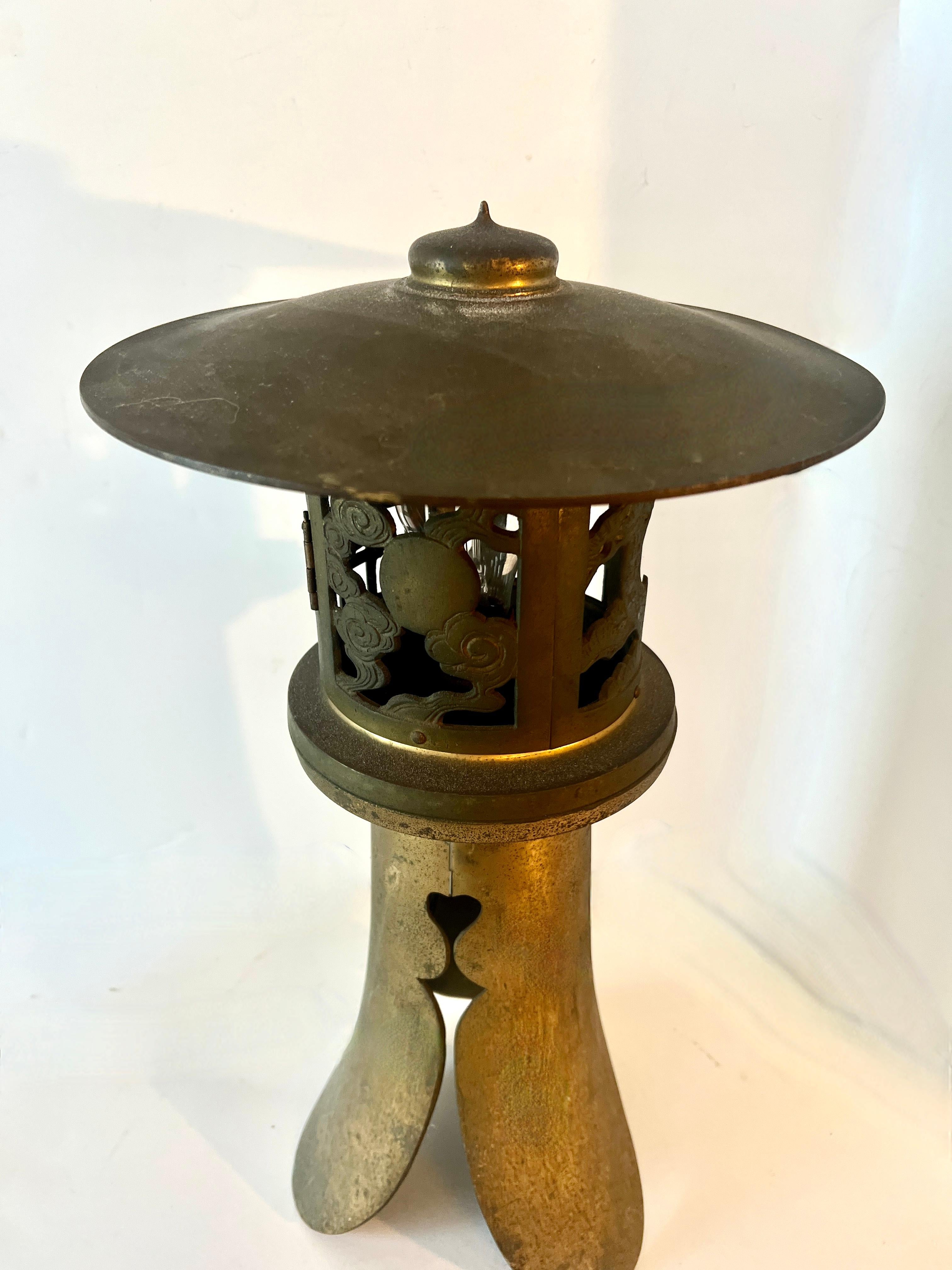 Lampe de table japonaise à lanterne électrifiée en métal doré de style pagode Bon état - En vente à Los Angeles, CA