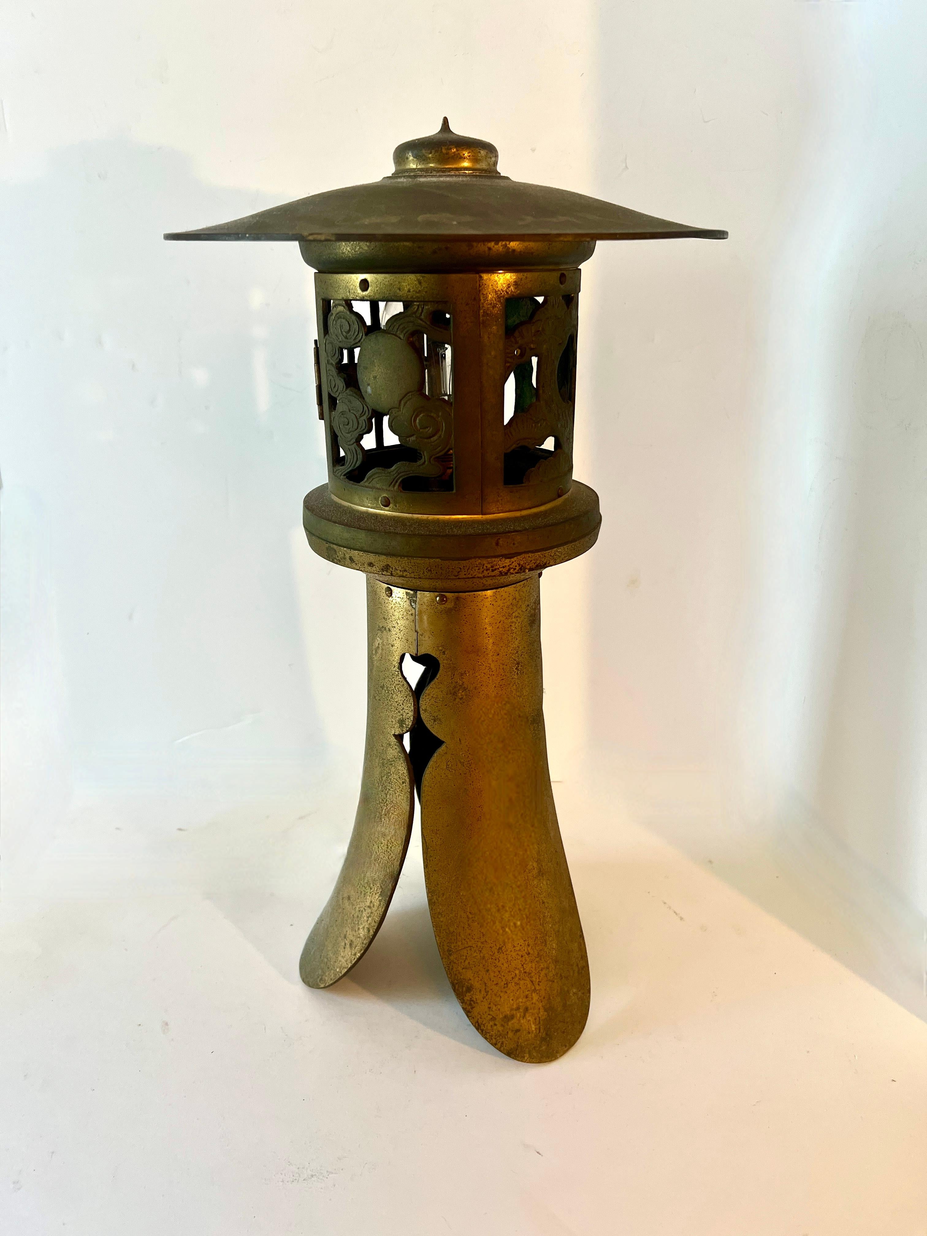 20ième siècle Lampe de table japonaise à lanterne électrifiée en métal doré de style pagode en vente