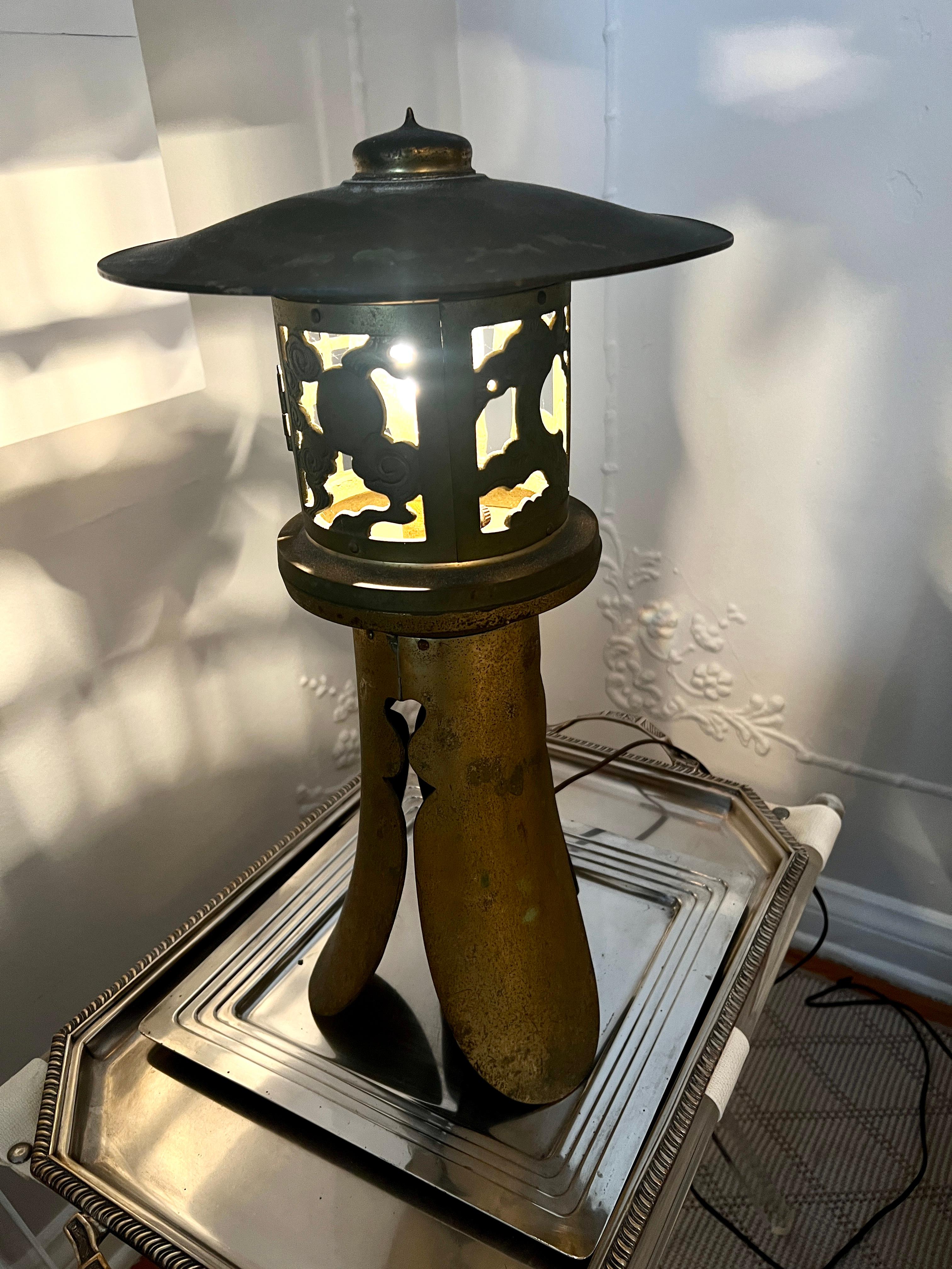 Métal Lampe de table japonaise à lanterne électrifiée en métal doré de style pagode en vente
