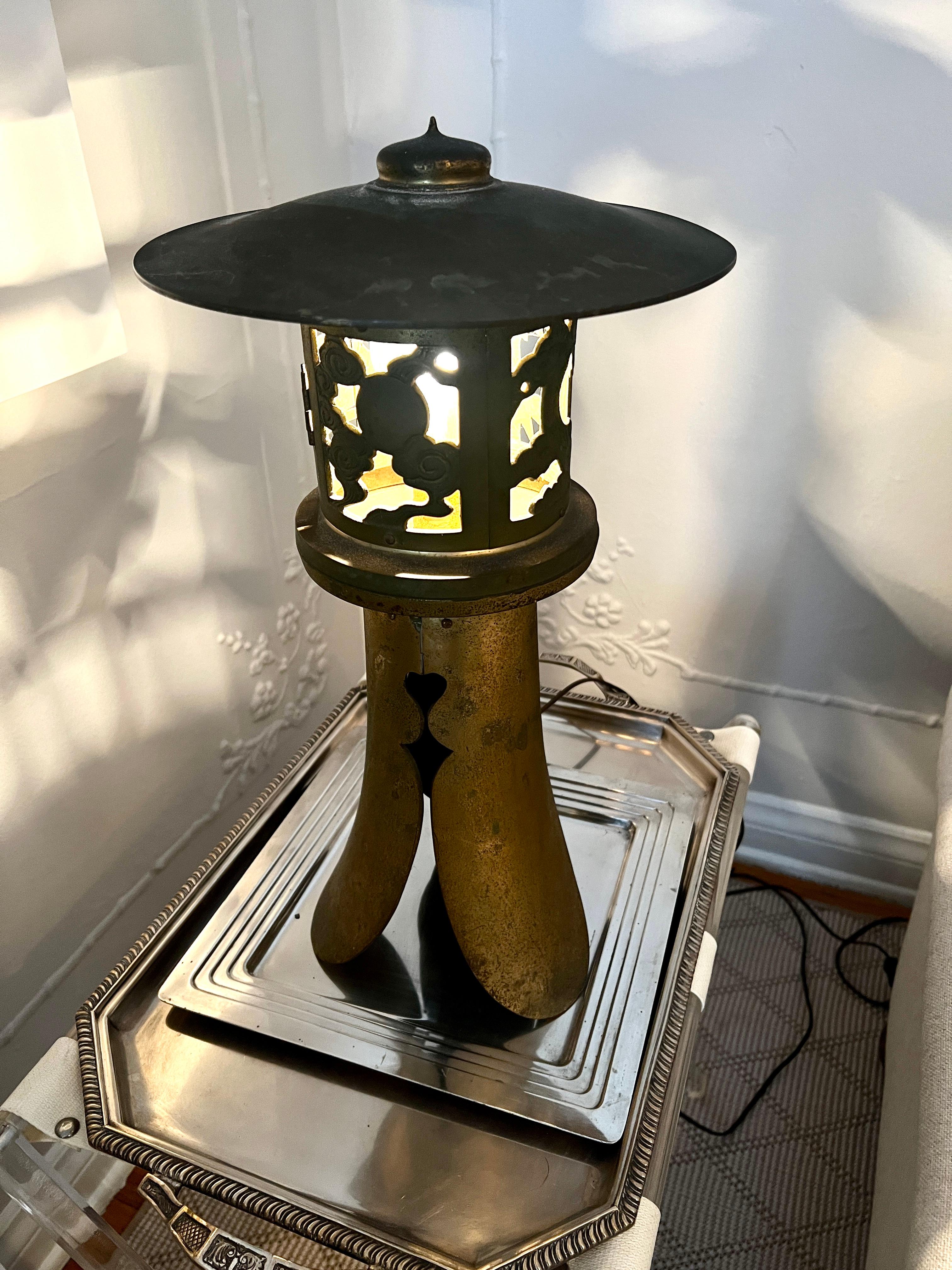 Lampe de table japonaise à lanterne électrifiée en métal doré de style pagode en vente 1