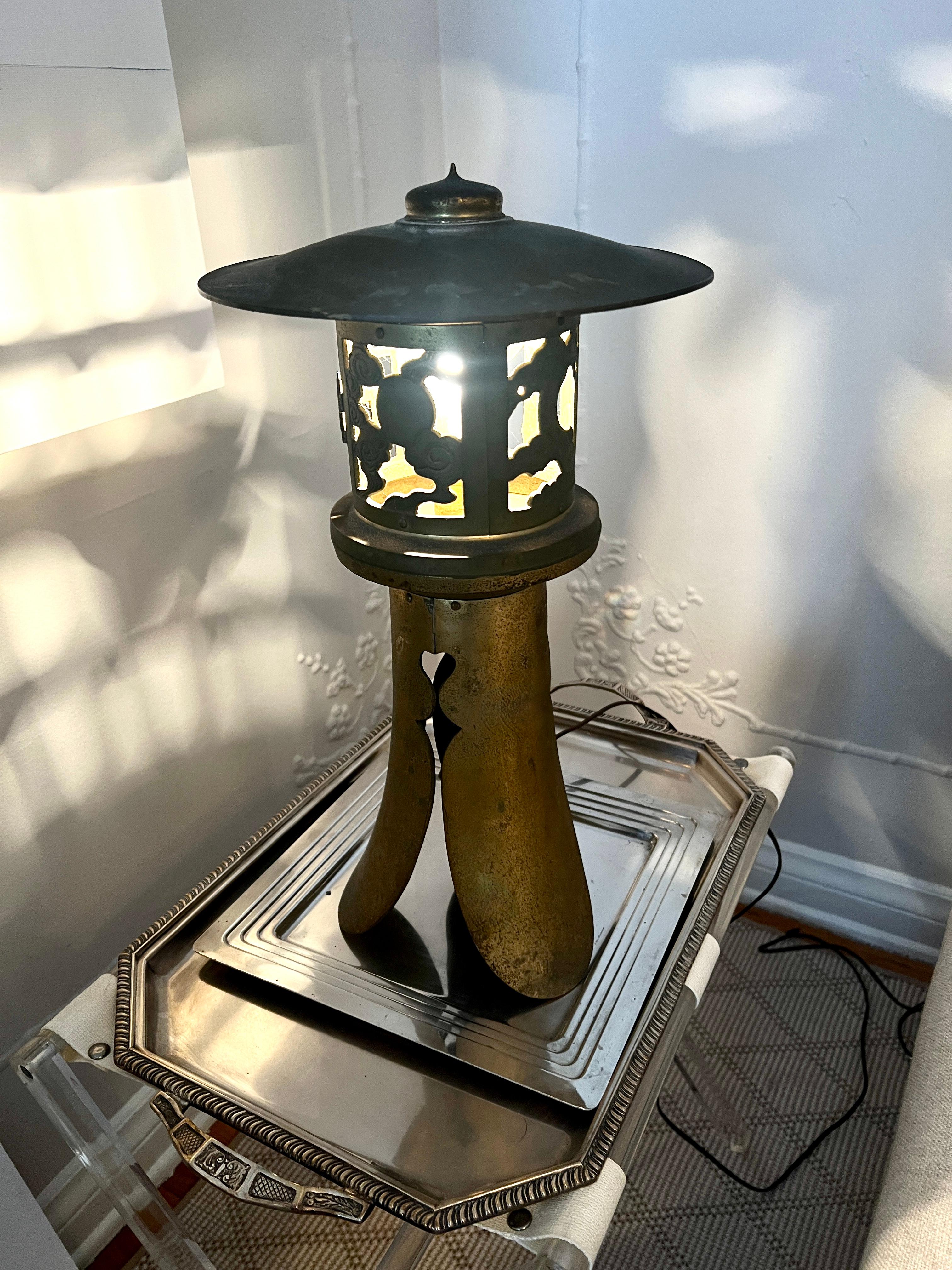 Lampe de table japonaise à lanterne électrifiée en métal doré de style pagode en vente 2