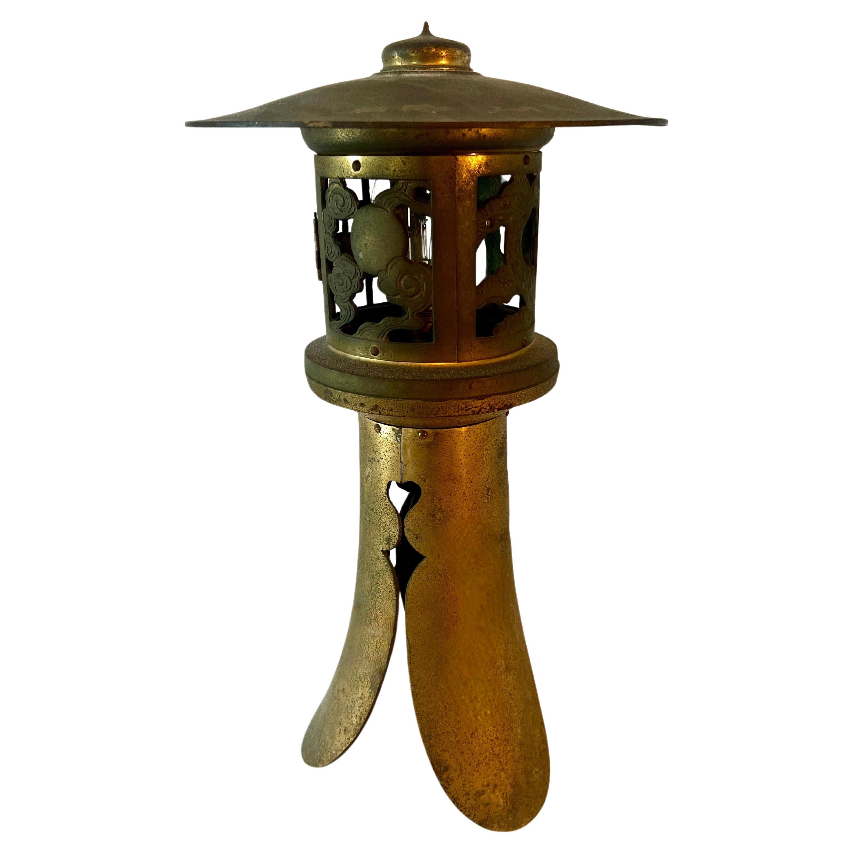 Lampe de table japonaise à lanterne électrifiée en métal doré de style pagode en vente