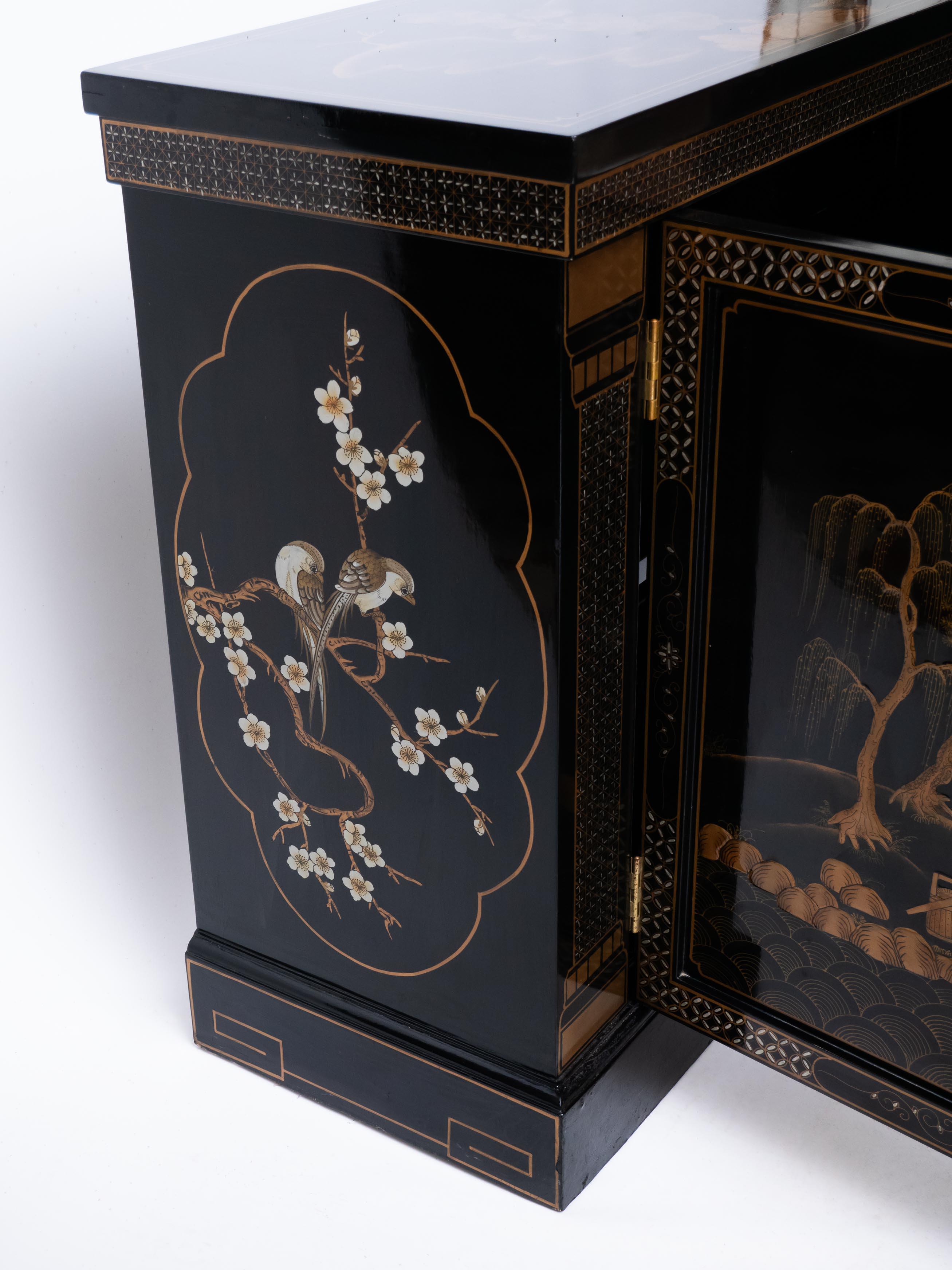 Japanese painted commode shallow In Good Condition In STRAČOV, CZ