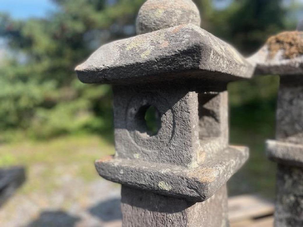 Pareja de faroles japoneses antiguos de piedra para caminos Meiji