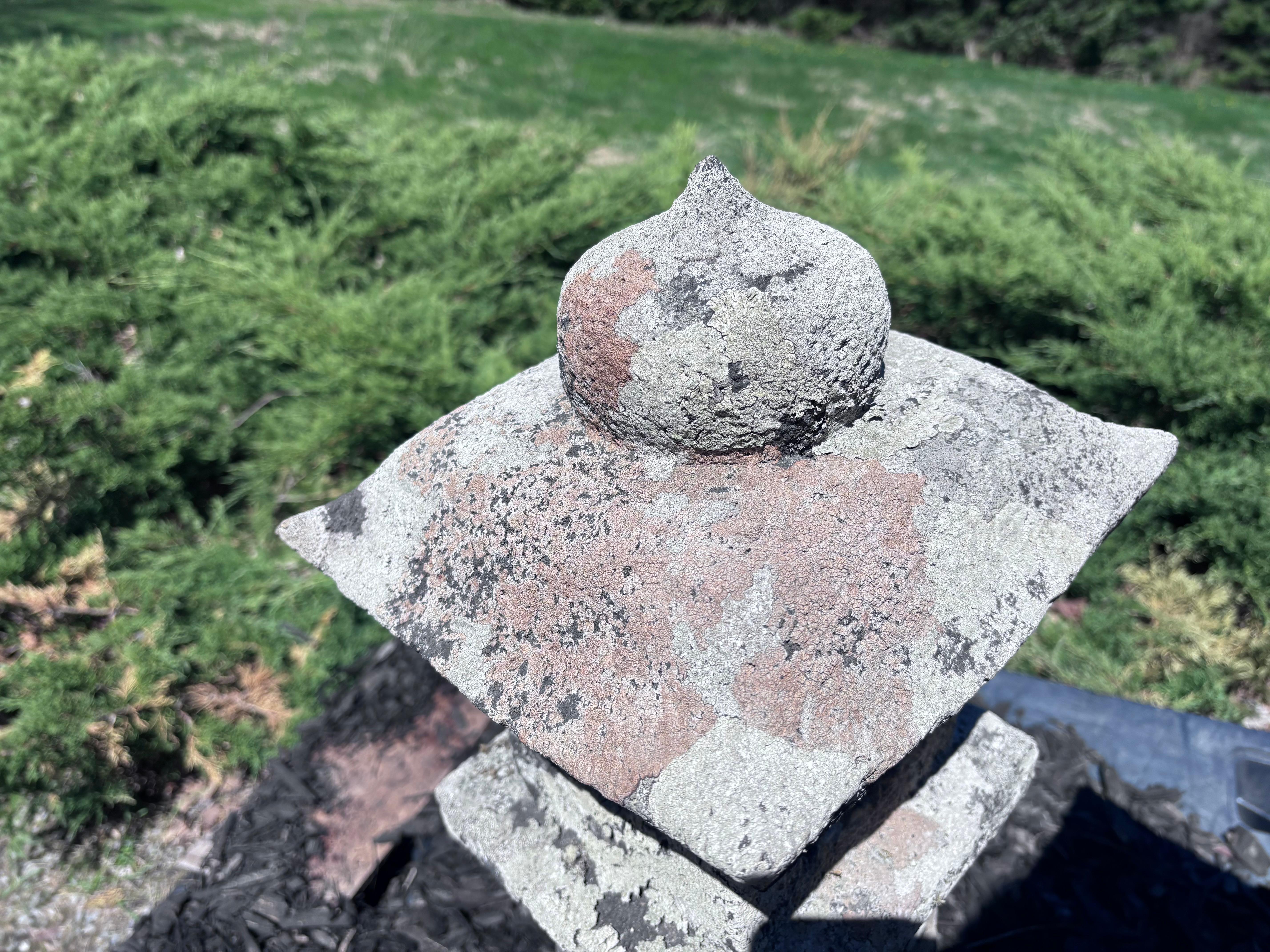 Coppia giapponese di lanterne antiche in pietra con sole e luna, 32 pollici in vendita 5