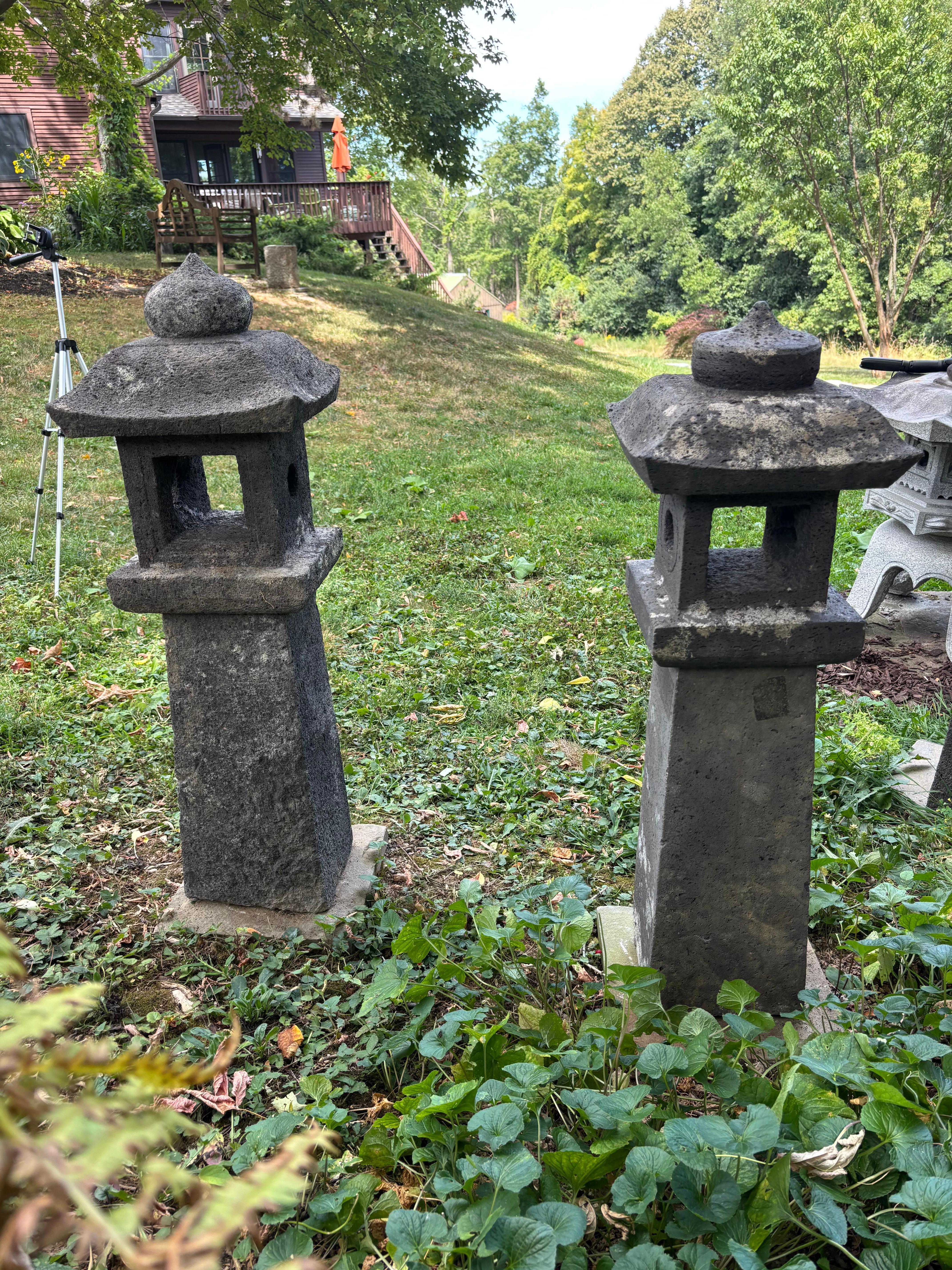 Paar antike japanische Sonnen- und Mond-Pfadenlaternen aus Stein, 32 Zoll, Paar (Taisho) im Angebot