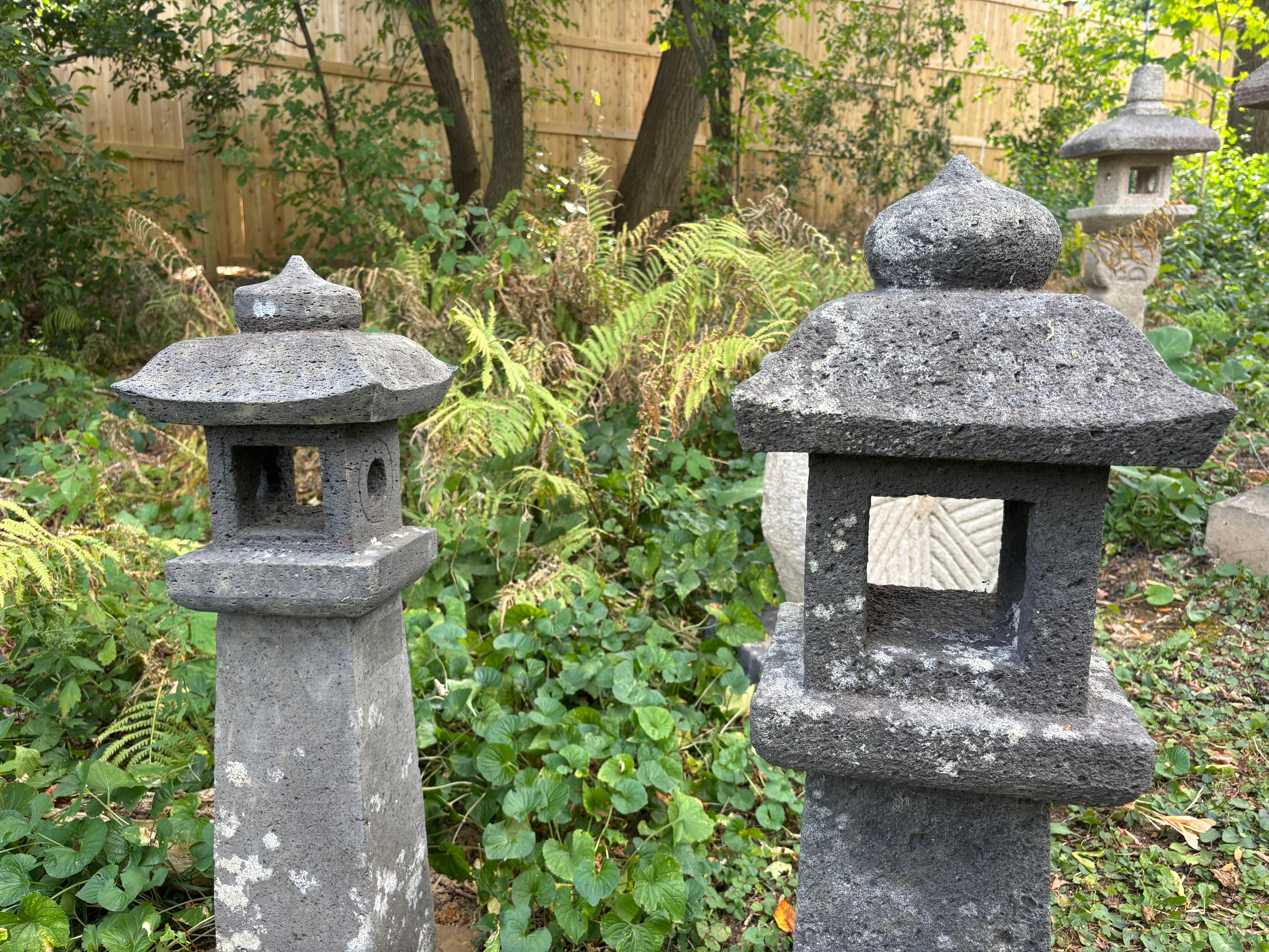 Paar antike japanische Sonnen- und Mond-Pfadenlaternen aus Stein, 32 Zoll, Paar (Japanisch) im Angebot