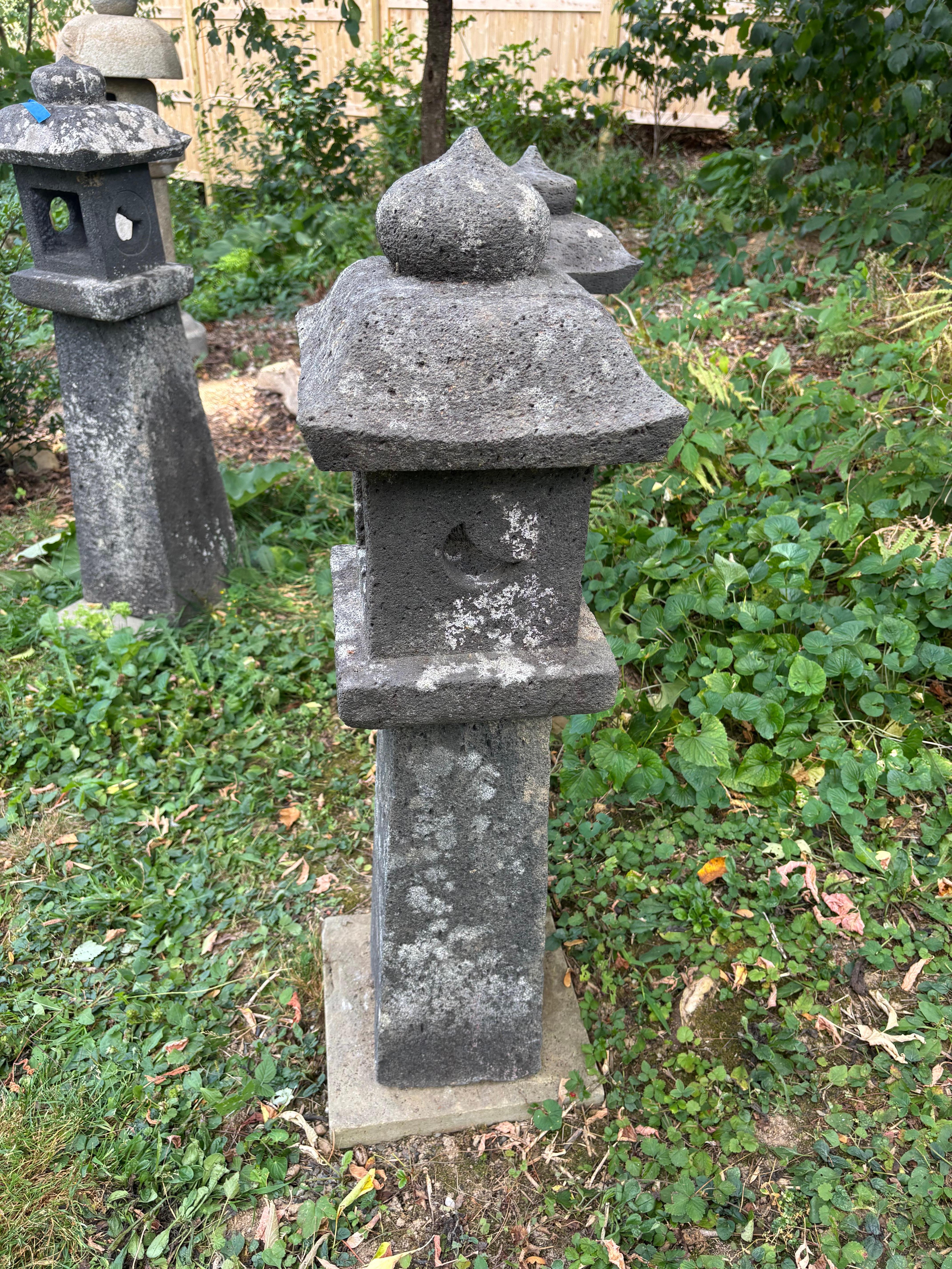 Paar antike japanische Sonnen- und Mond-Pfadenlaternen aus Stein, 32 Zoll, Paar (Handgeschnitzt) im Angebot