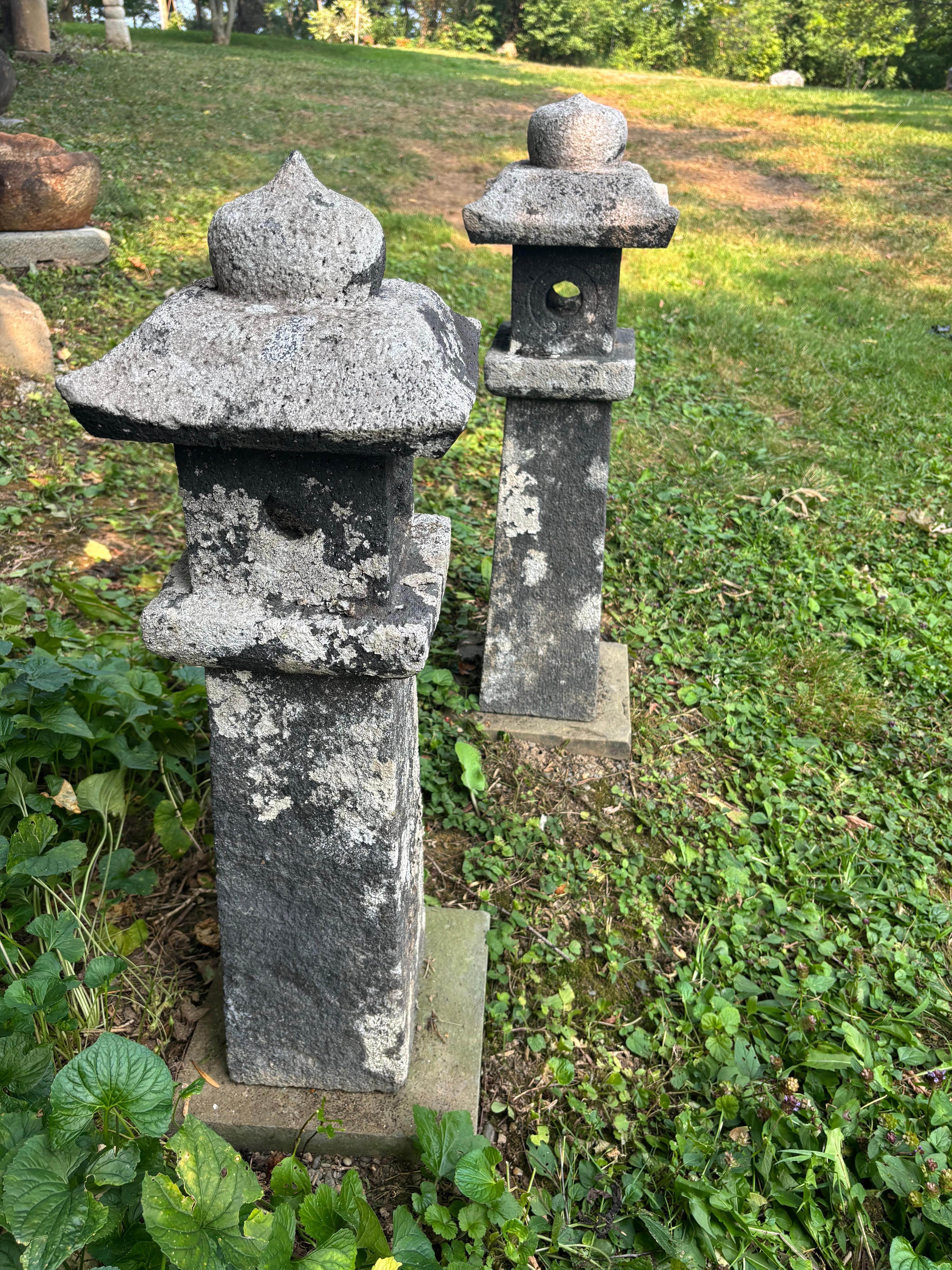 Coppia giapponese di lanterne antiche in pietra con sole e luna, 32 pollici In condizioni buone in vendita a South Burlington, VT