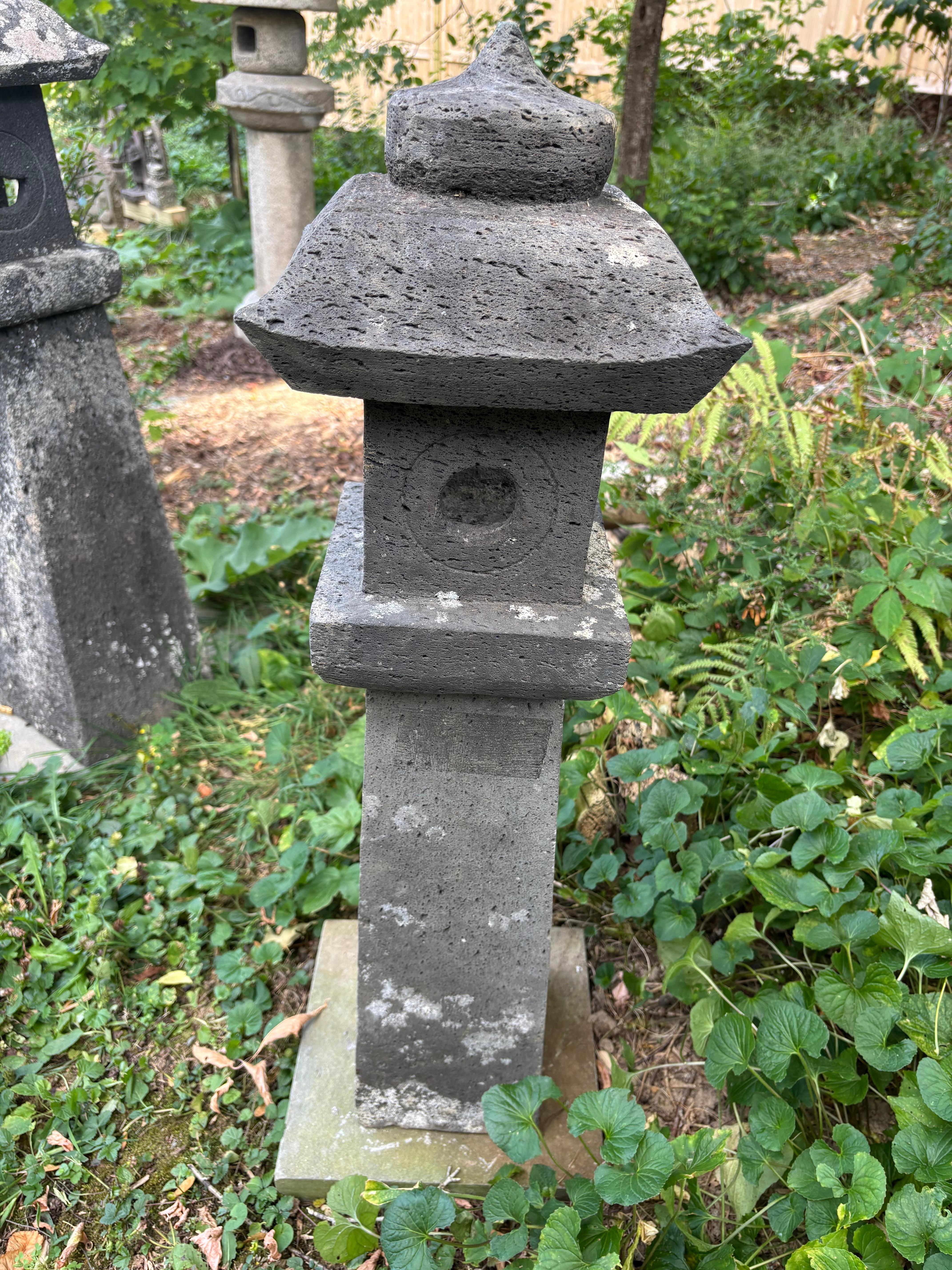 Paar antike japanische Sonnen- und Mond-Pfadenlaternen aus Stein, 32 Zoll, Paar im Zustand „Gut“ im Angebot in South Burlington, VT