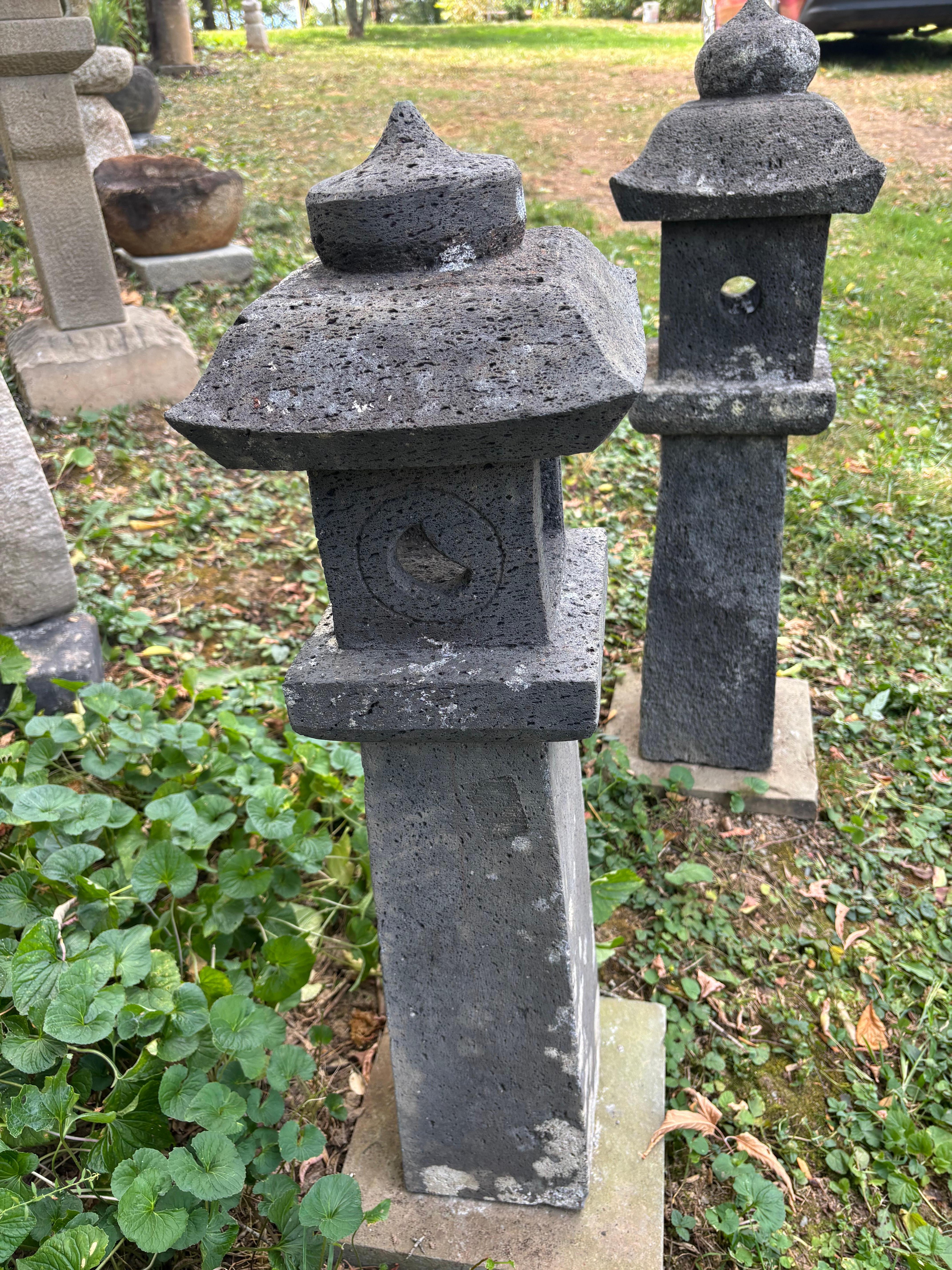 Paar antike japanische Sonnen- und Mond-Pfadenlaternen aus Stein, 32 Zoll, Paar (20. Jahrhundert) im Angebot