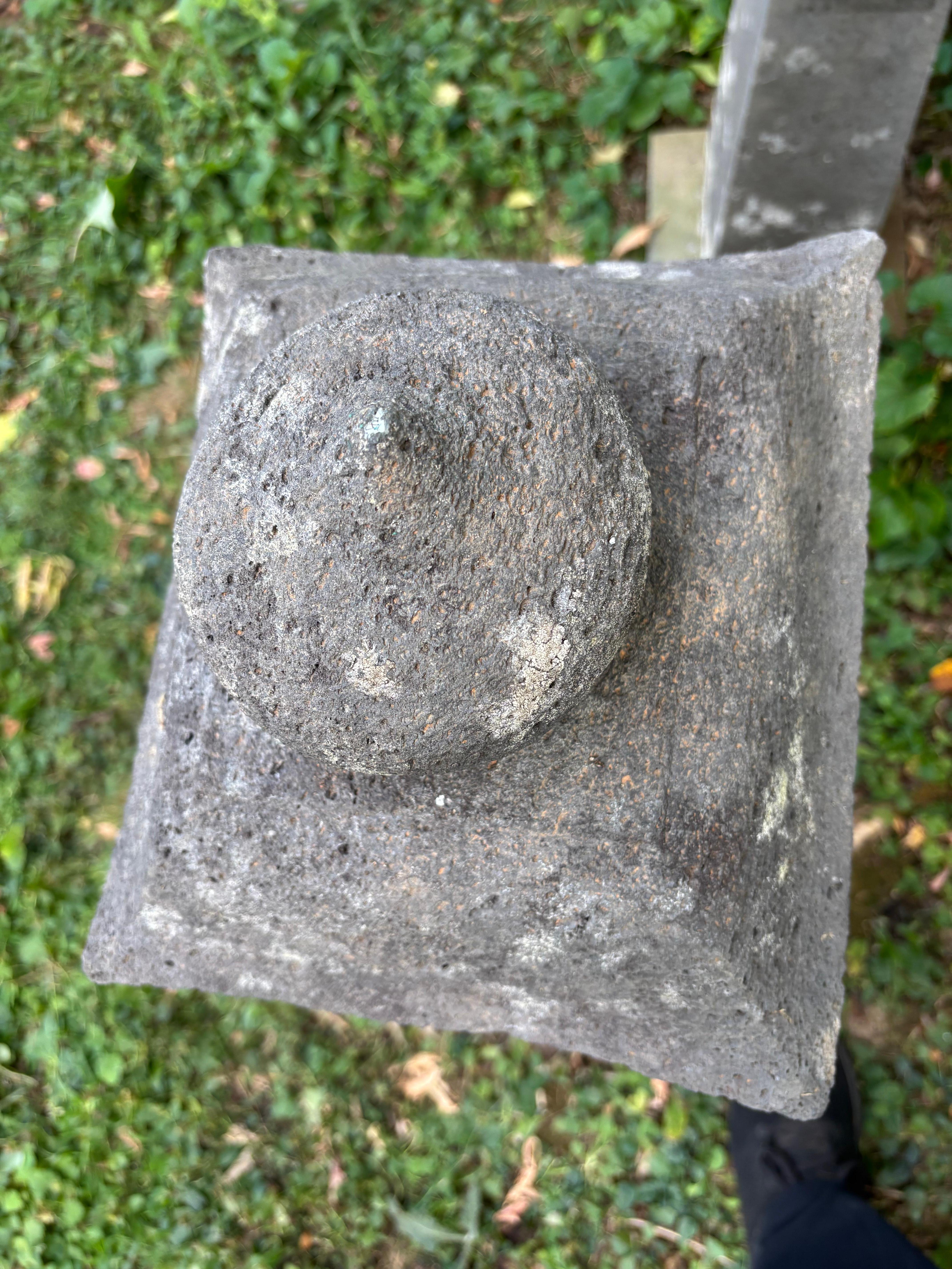 Paar antike japanische Sonnen- und Mond-Pfadenlaternen aus Stein, 32 Zoll, Paar im Angebot 1