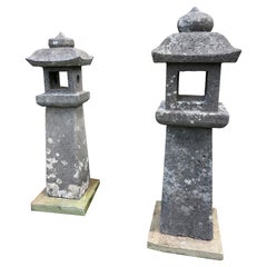 Paar antike japanische Sonnen- und Mond-Pfadenlaternen aus Stein, 32 Zoll, Paar