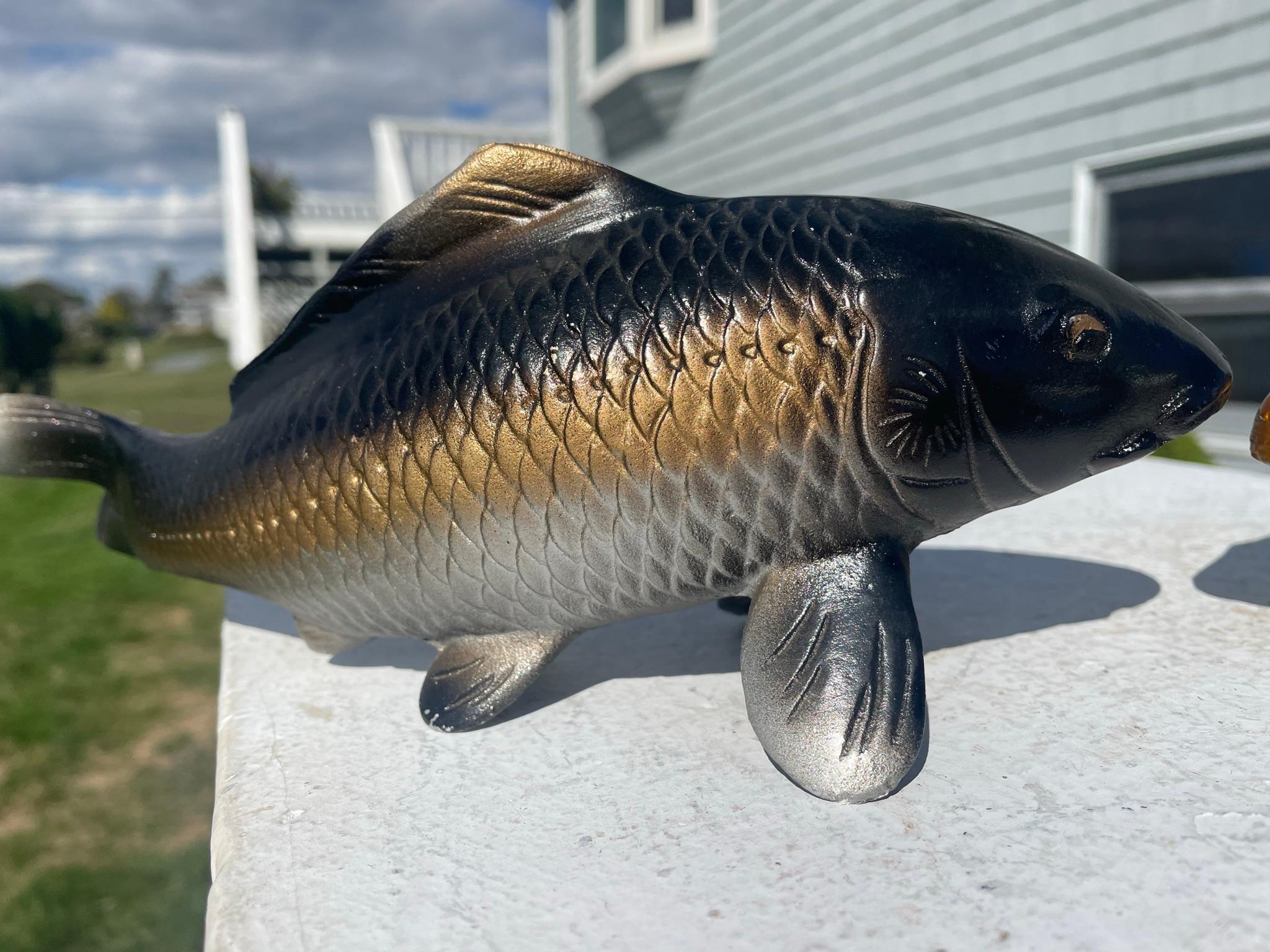 Paire de Koi japonais en bronze coulé de couleur brillante en vente 3