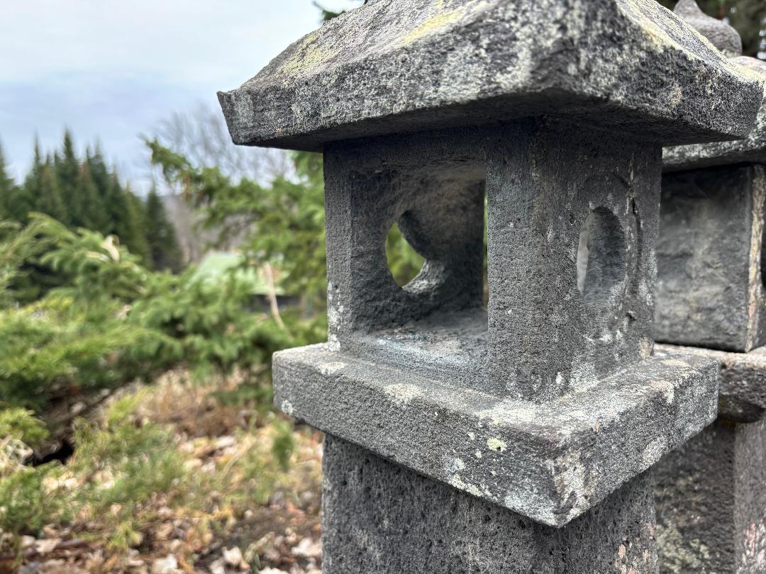 Paire de grandes pierres anciennes japonaises Sun and Moon  Lanternes d'allées  3