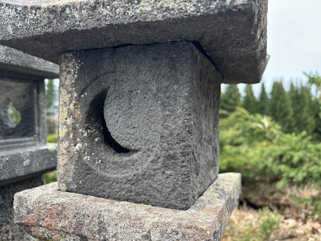 Paire de grandes pierres anciennes japonaises Sun and Moon  Lanternes d'allées  6