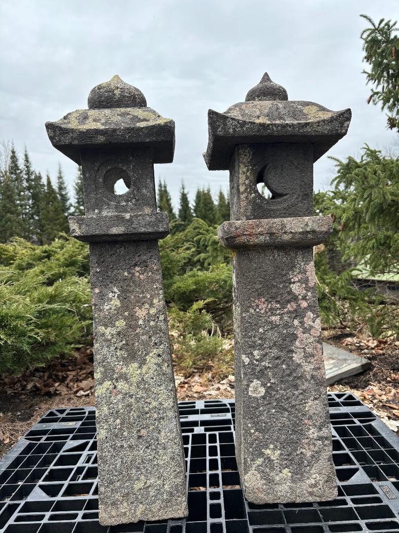 Taisho Paire de grandes pierres anciennes japonaises Sun and Moon  Lanternes d'allées 