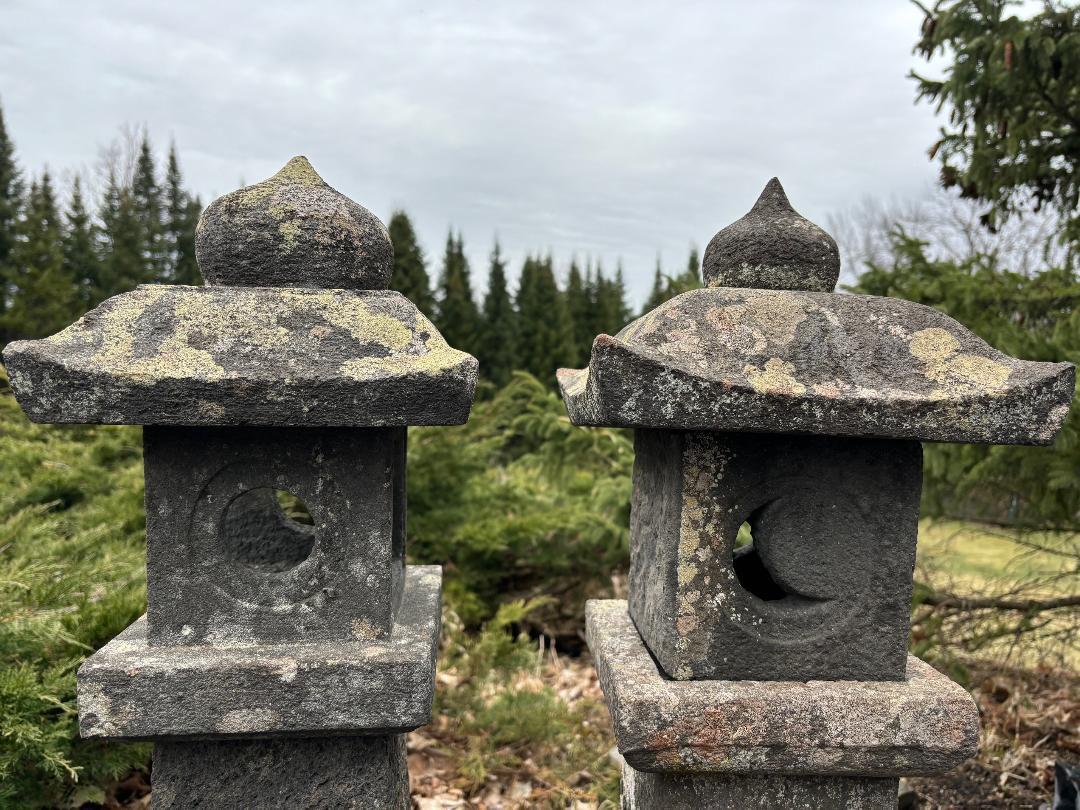 Japonais Paire de grandes pierres anciennes japonaises Sun and Moon  Lanternes d'allées 
