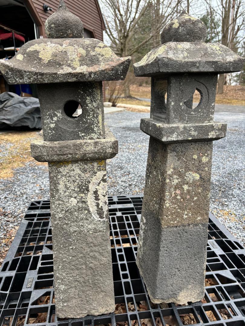 Paire de grandes pierres anciennes japonaises Sun and Moon  Lanternes d'allées  1