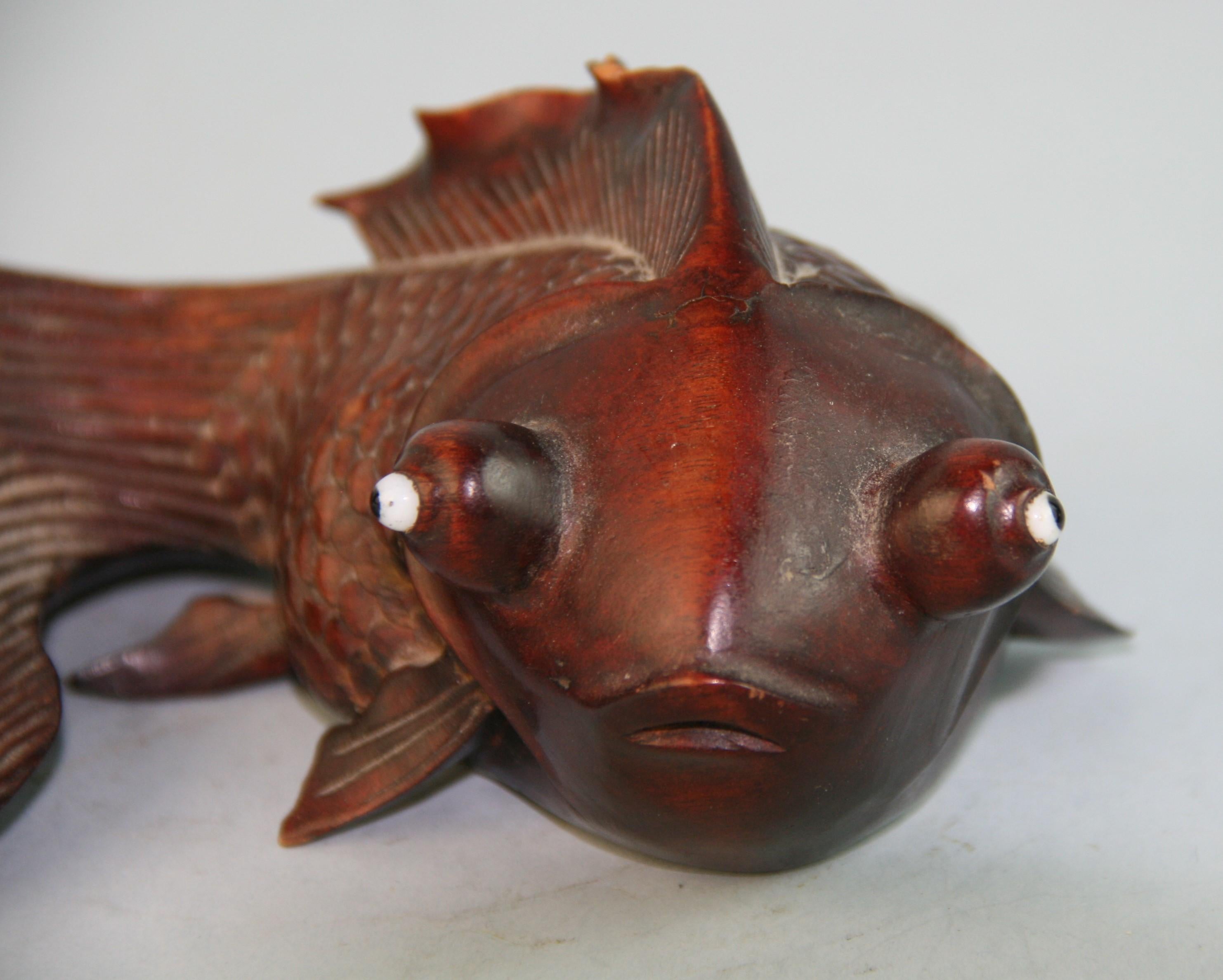 Paire de poissons koï japonais en bois sculpté à la main et signé en vente 5