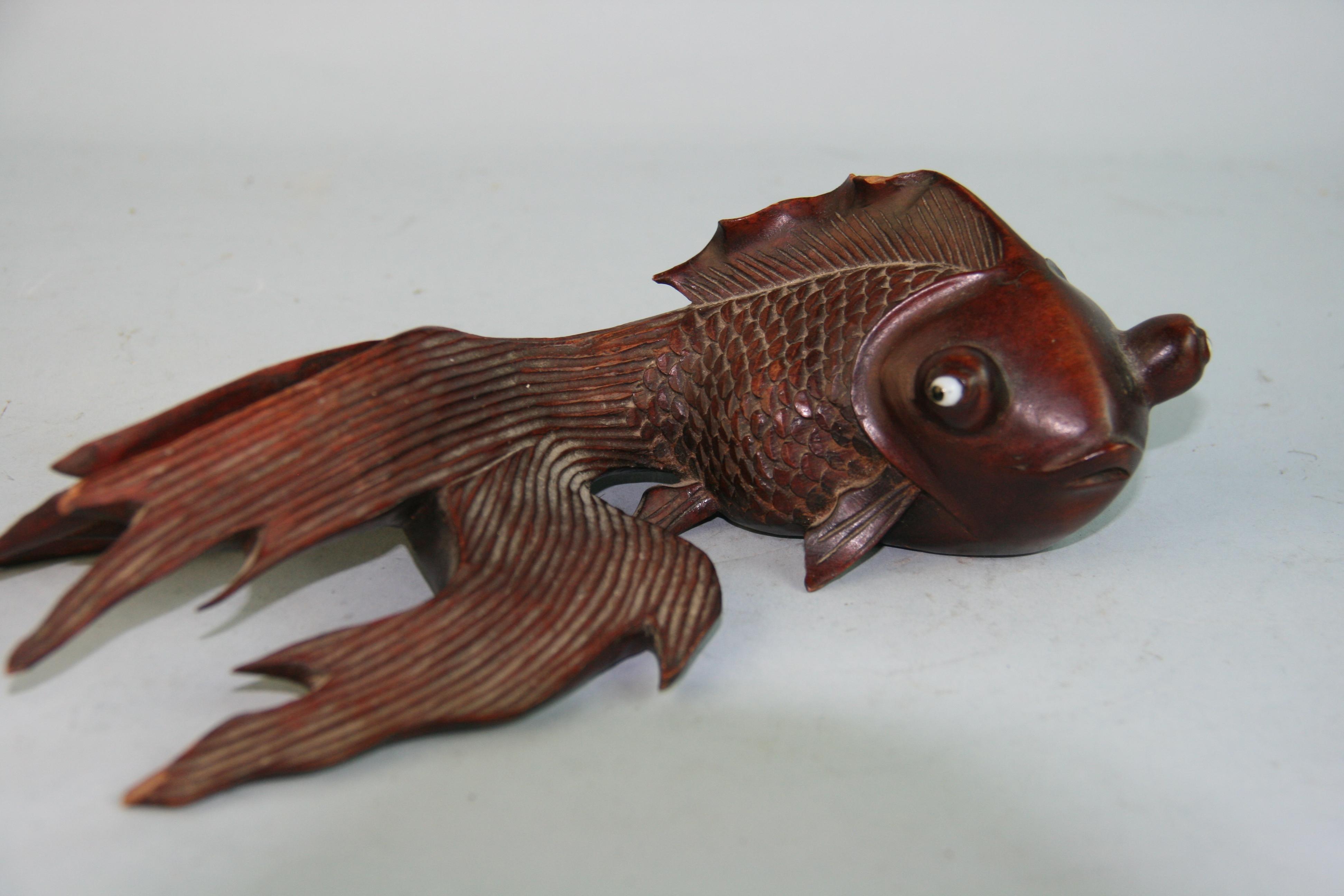 Paire de poissons koï japonais en bois sculpté à la main et signé en vente 6