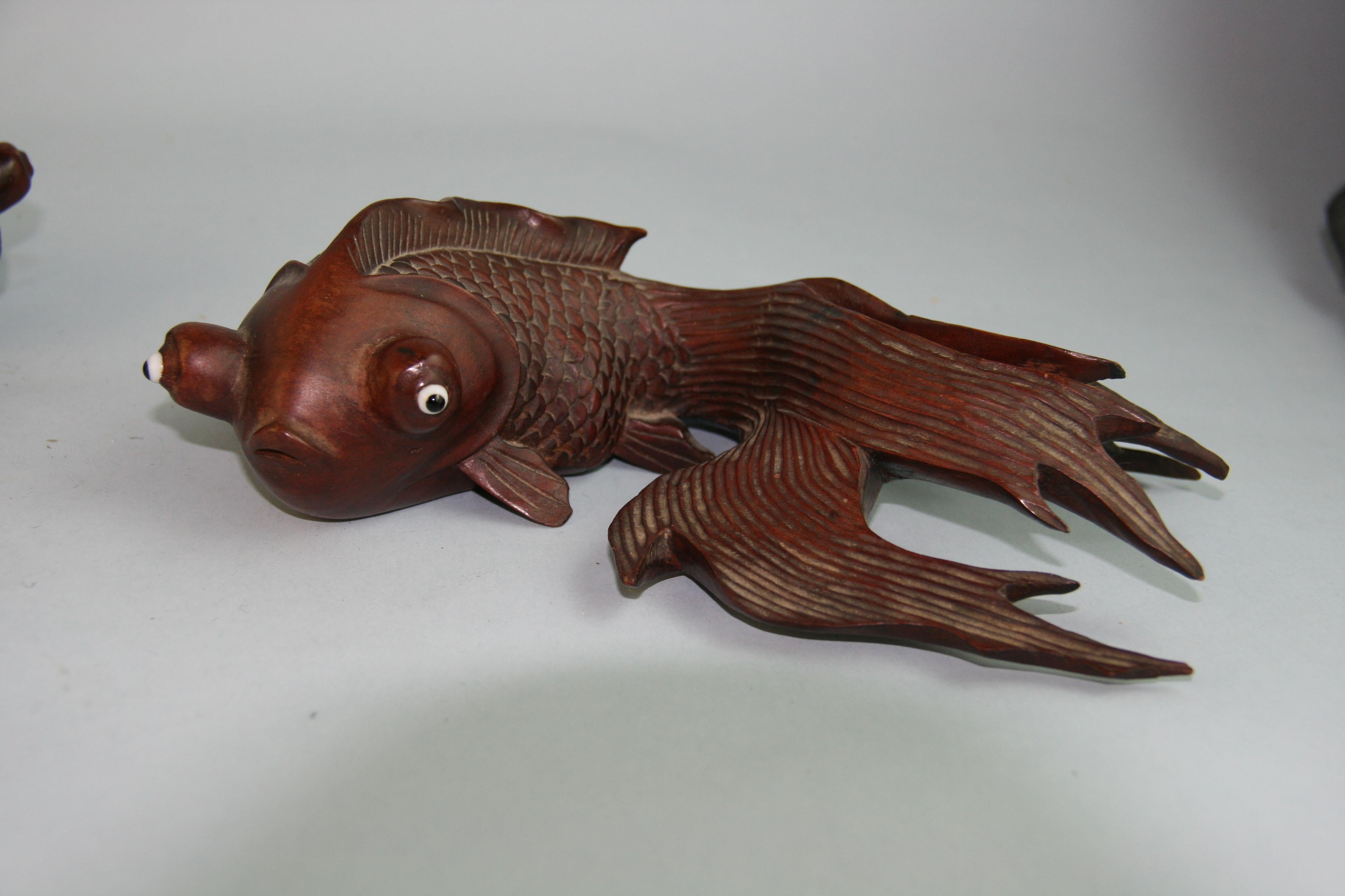 Sculpté à la main Paire de poissons koï japonais en bois sculpté à la main et signé en vente
