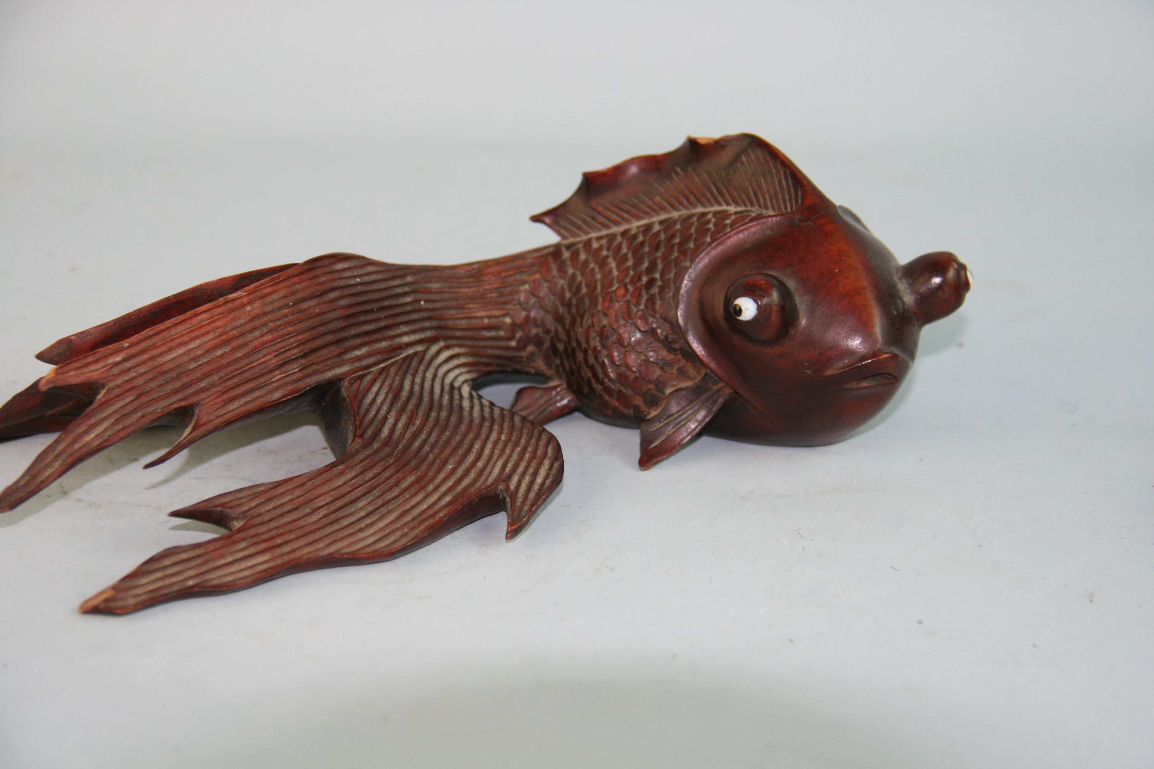 Bois de feuillus Paire de poissons koï japonais en bois sculpté à la main et signé en vente