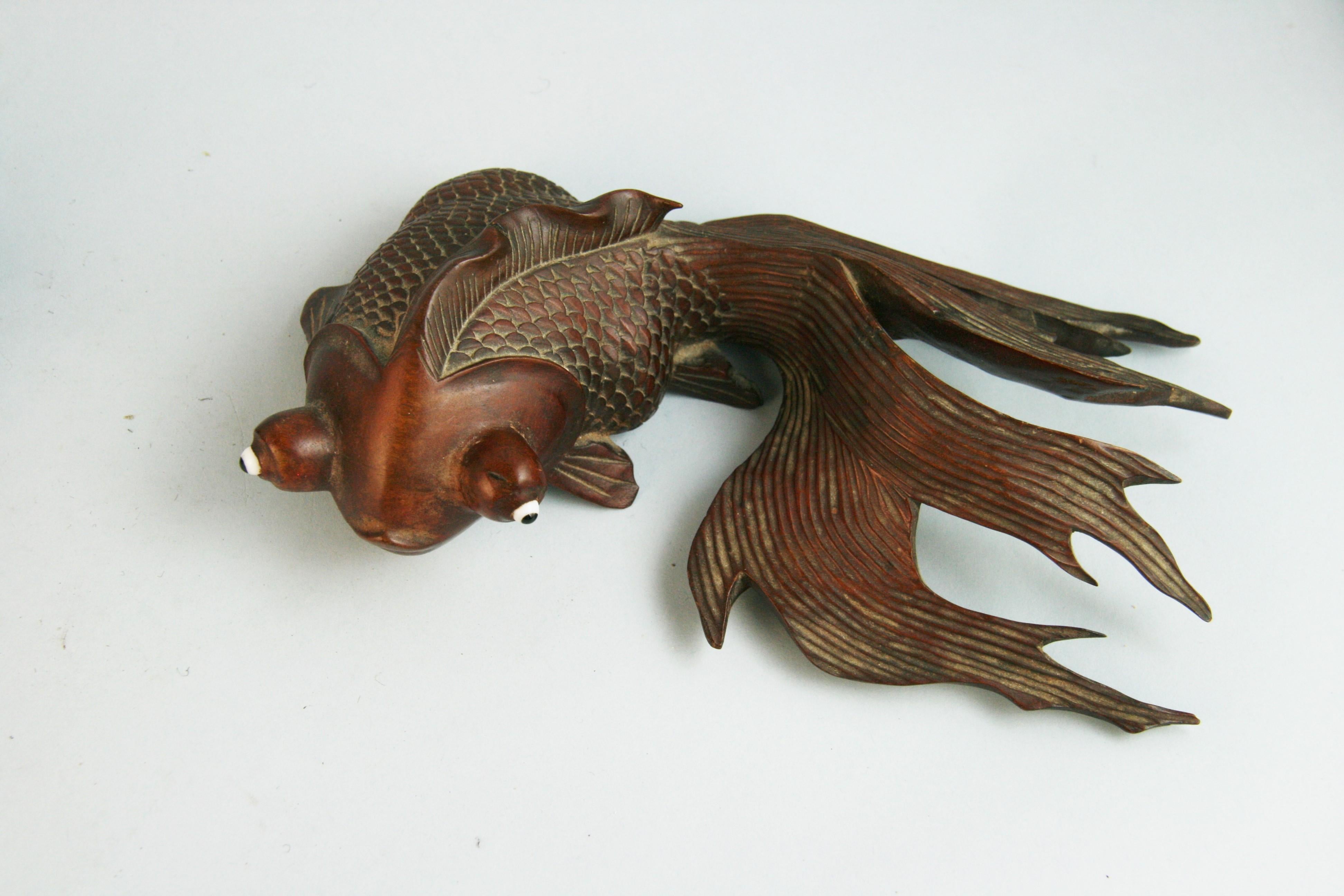 Paire de poissons koï japonais en bois sculpté à la main et signé en vente 2