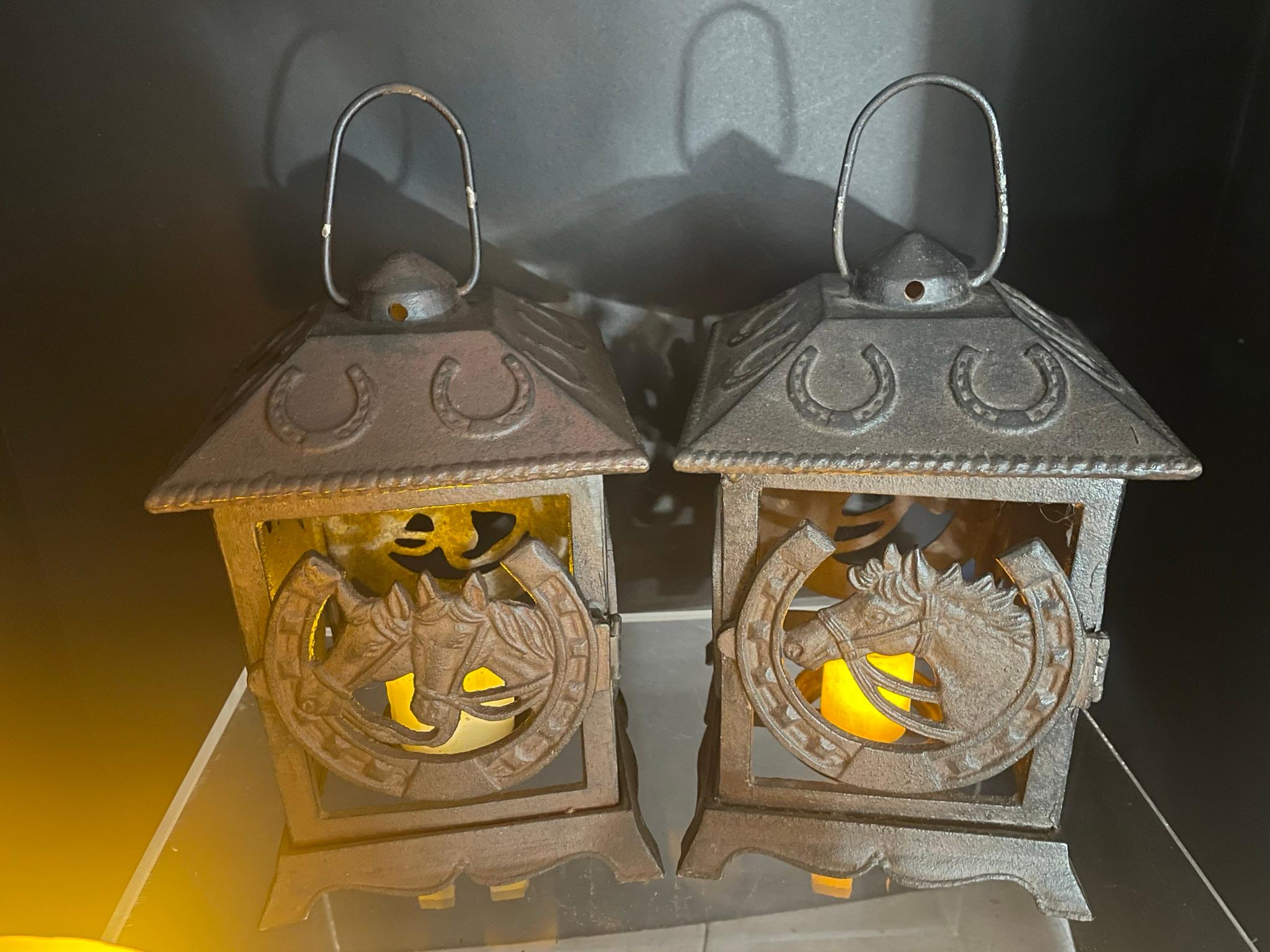 Japanese Pair Lucky Horse Shoe Lighting Lanterns For Sale 1
