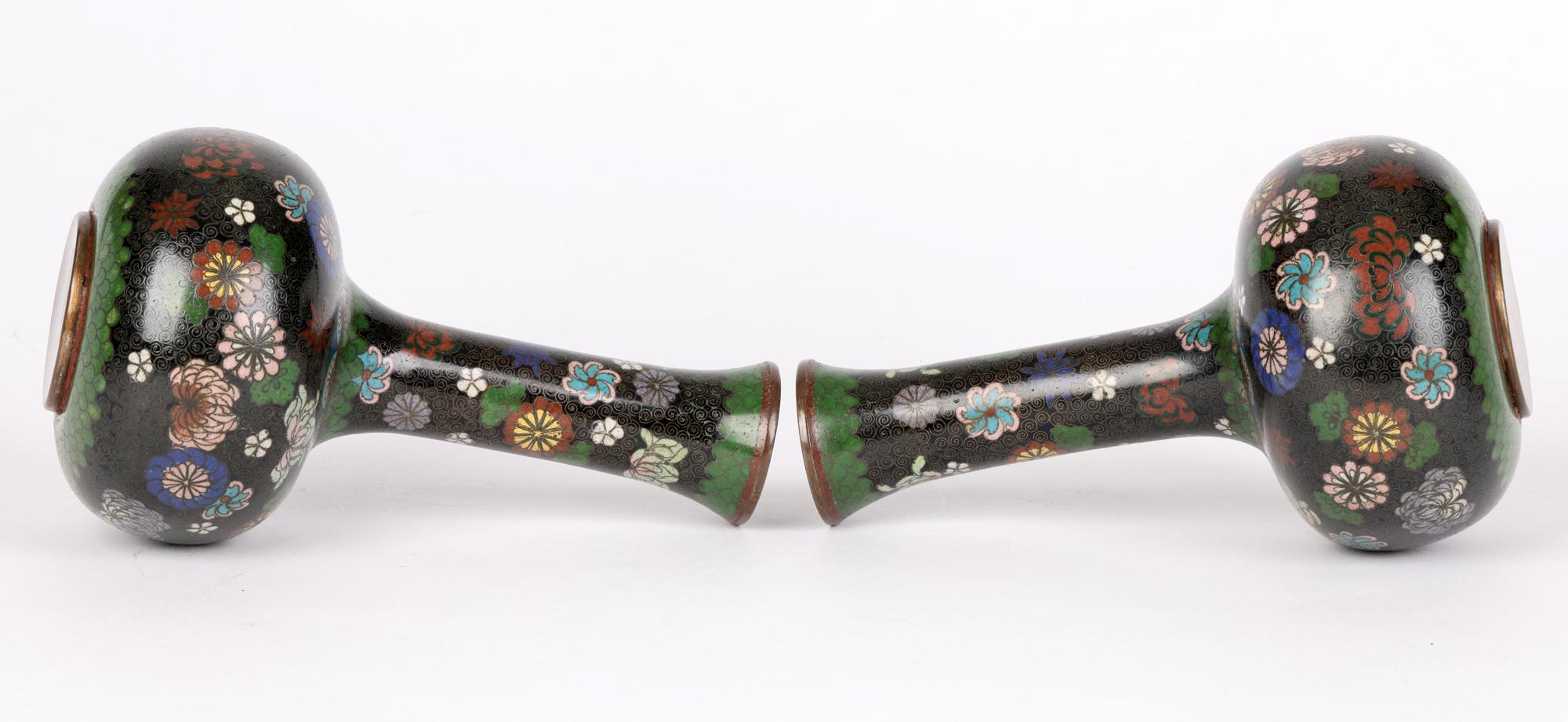 Pareja de Jarrones Japoneses de Cloisonné Meiji con Diseños Florales Dispersos en venta 4