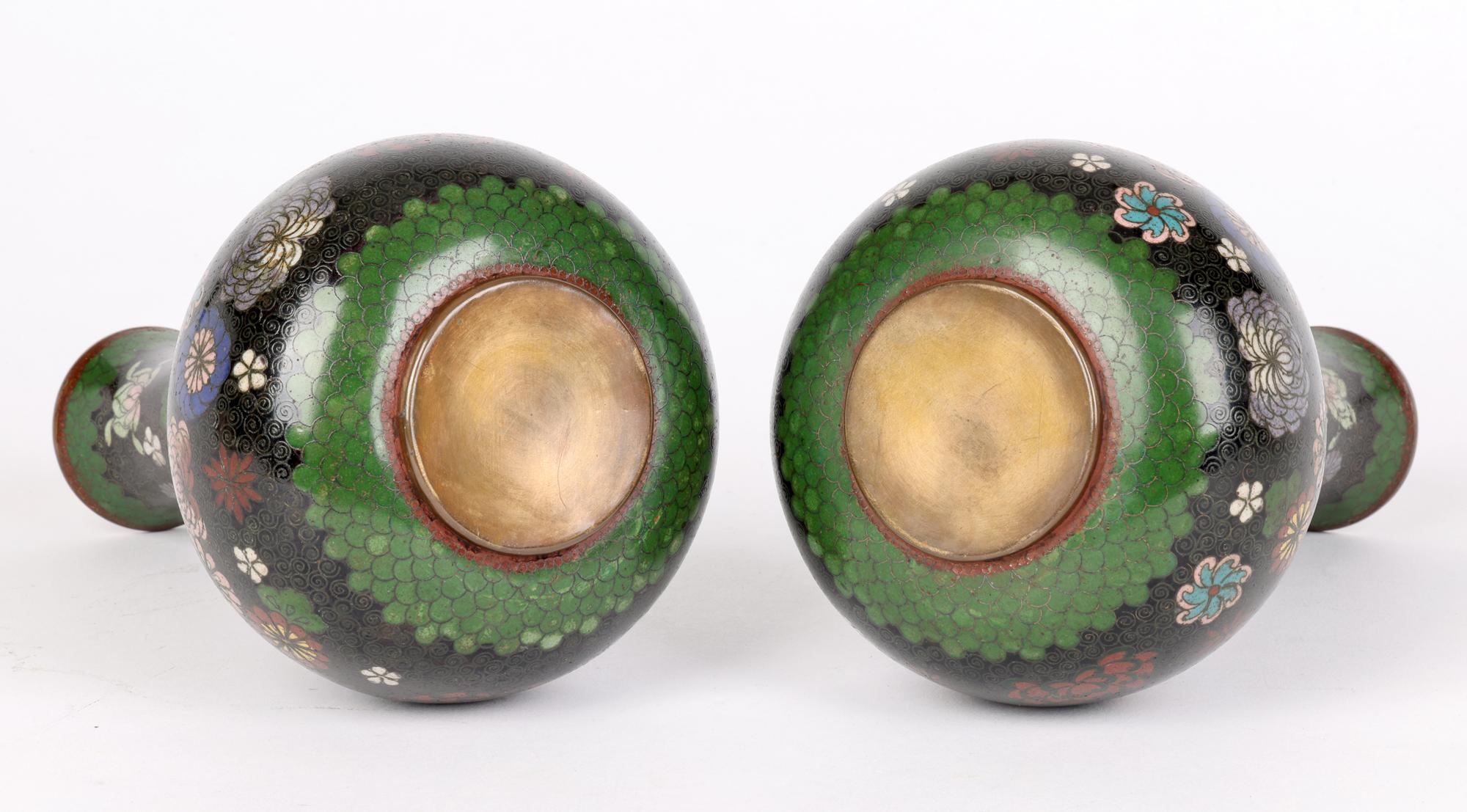 Pareja de Jarrones Japoneses de Cloisonné Meiji con Diseños Florales Dispersos en venta 6