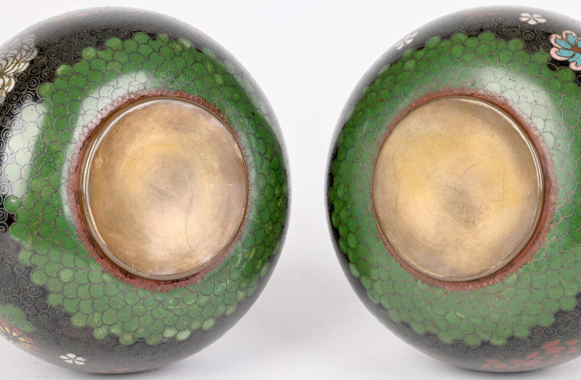 Pareja de Jarrones Japoneses de Cloisonné Meiji con Diseños Florales Dispersos en venta 8