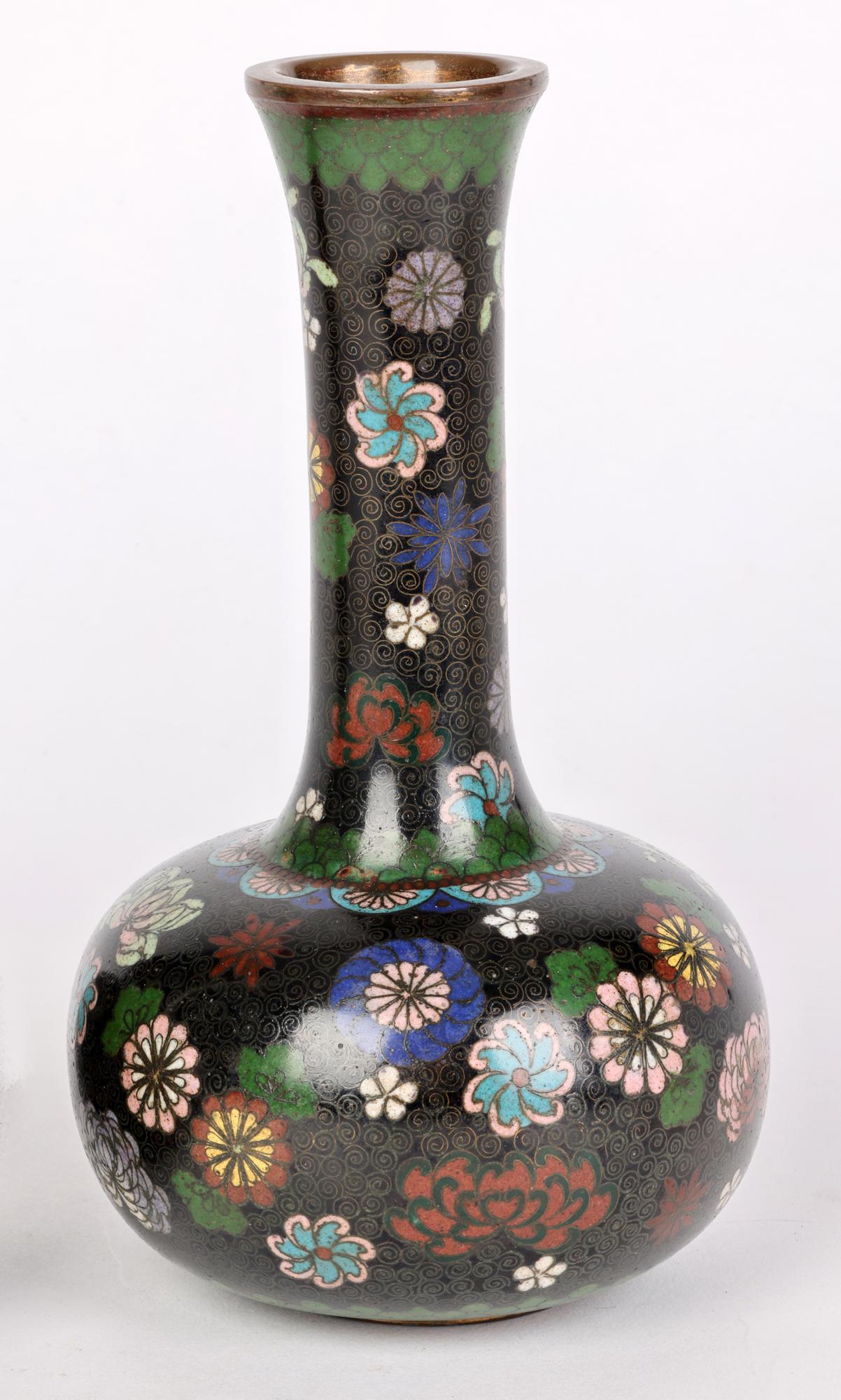 Pareja de Jarrones Japoneses de Cloisonné Meiji con Diseños Florales Dispersos siglo XIX en venta