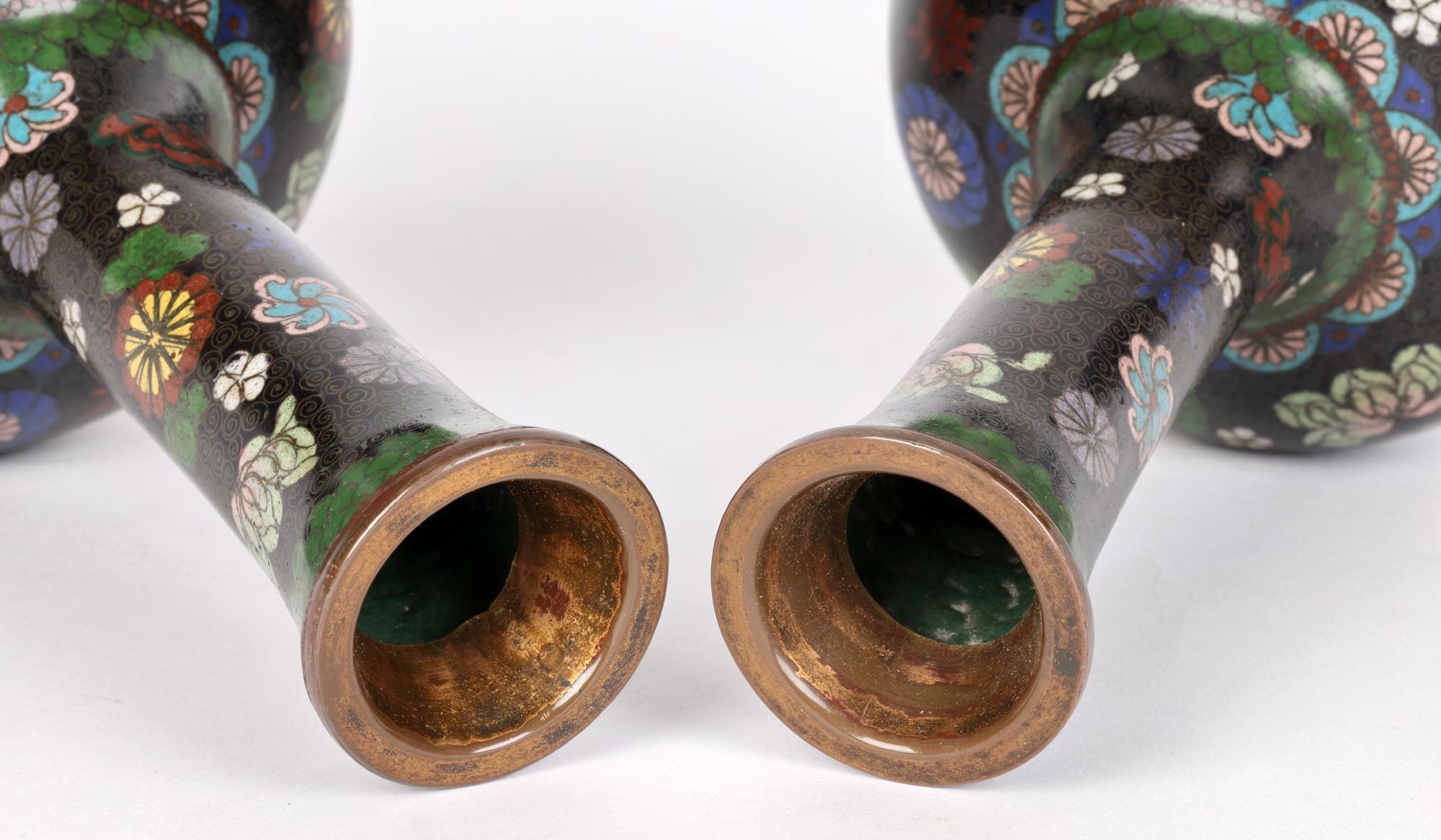 Pareja de Jarrones Japoneses de Cloisonné Meiji con Diseños Florales Dispersos en venta 1