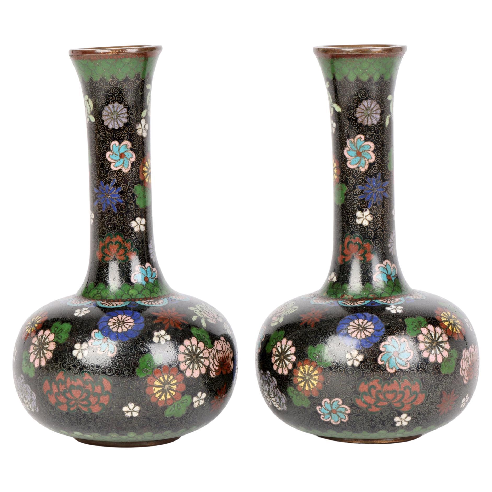 Paire de vases bouteilles japonais Meiji en cloisonné avec motifs floraux éparpillés