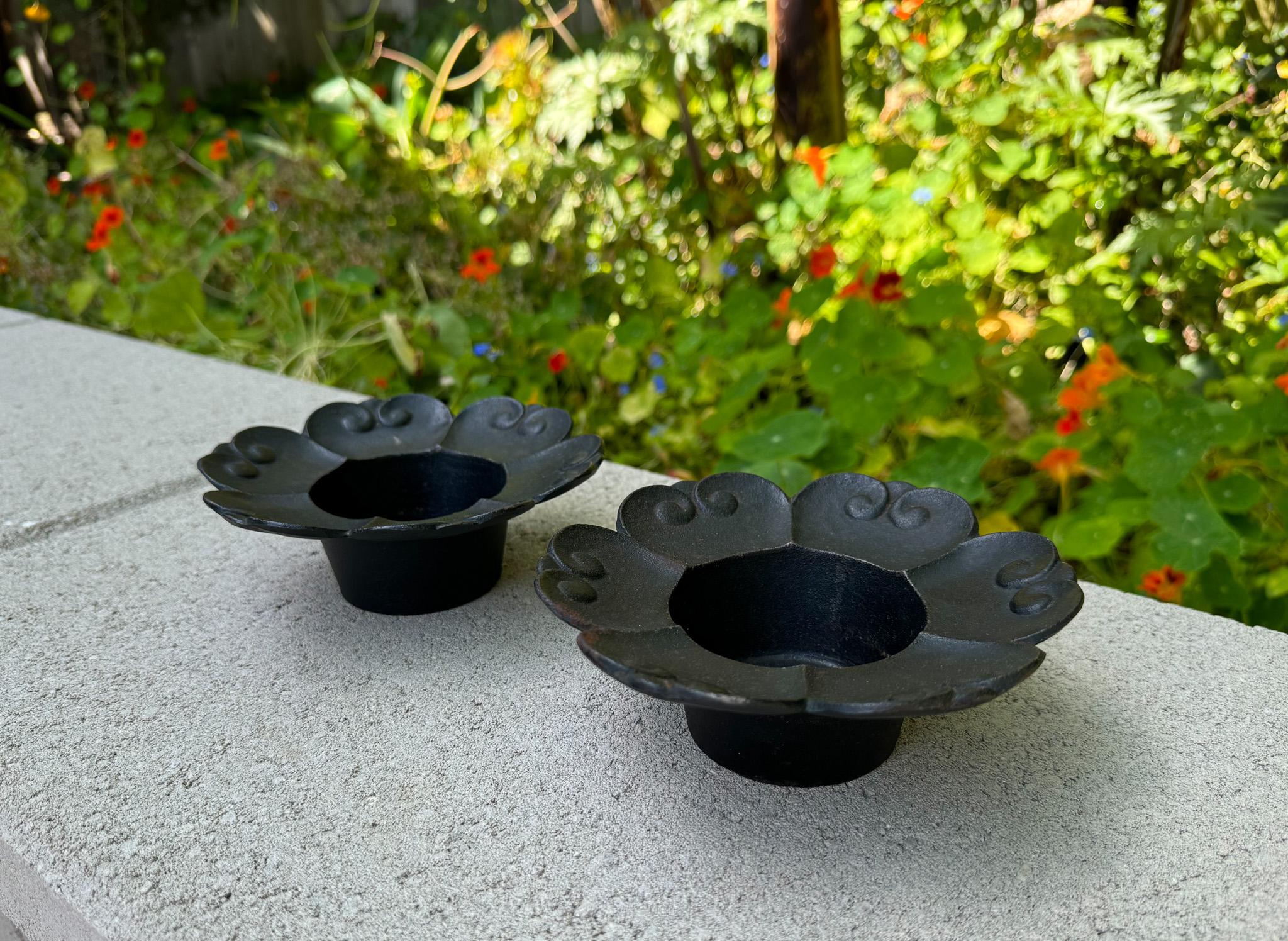 Ferro Coppia di vasi / portacandele Ikebana in ferro, Giappone, 1960 ca. in vendita