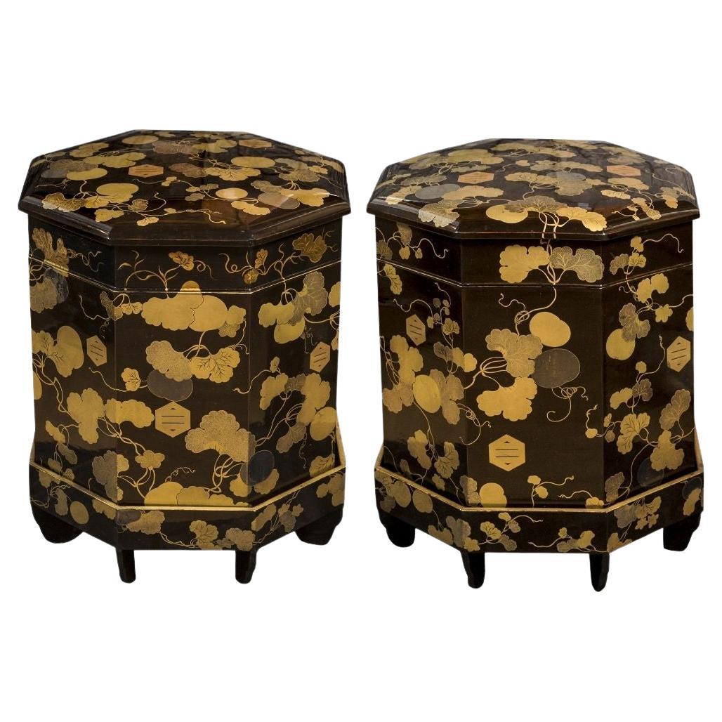 Japanese pair of kaioke boxes or Hokkaibako made of black and gold lacquer