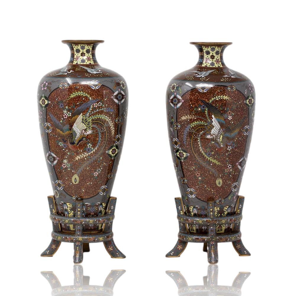 Meiji-Periode (1868-1912) 

Aus unserer japanischen Sammlung freuen wir uns, dieses japanische Paar Cloisonne-Emaille-Vasen anbieten zu können, das dem japanischen Paar Cloisonne-Emaille-Vasen Honda Yasaburo zugeschrieben wird. Das Paar japanischer