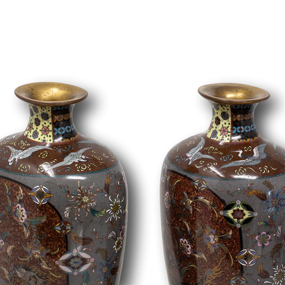 Seltenes japanisches Paar Cloisonné-Emaille-Vasen aus Japan, Honda Yosaburo zugeschrieben (Metall)