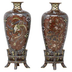Paire de vases japonais en émail cloisonné de la période Meiji sur socle cloisonné rare
