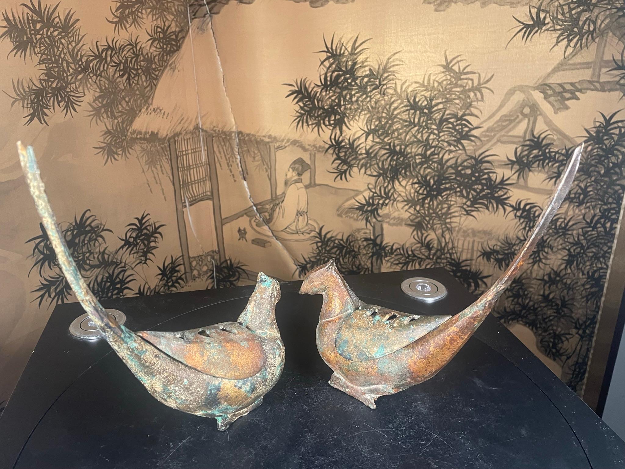 Doré Paire de lanternes et encensoirs japonais d'oiseaux faisans dorés anciens, signés en vente
