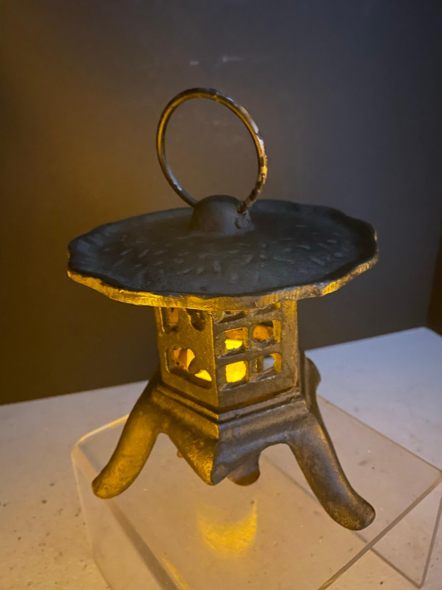 Japanese Pair Older Petite Yukimi Garden Lighting Lanterns In Good Condition In South Burlington, VT